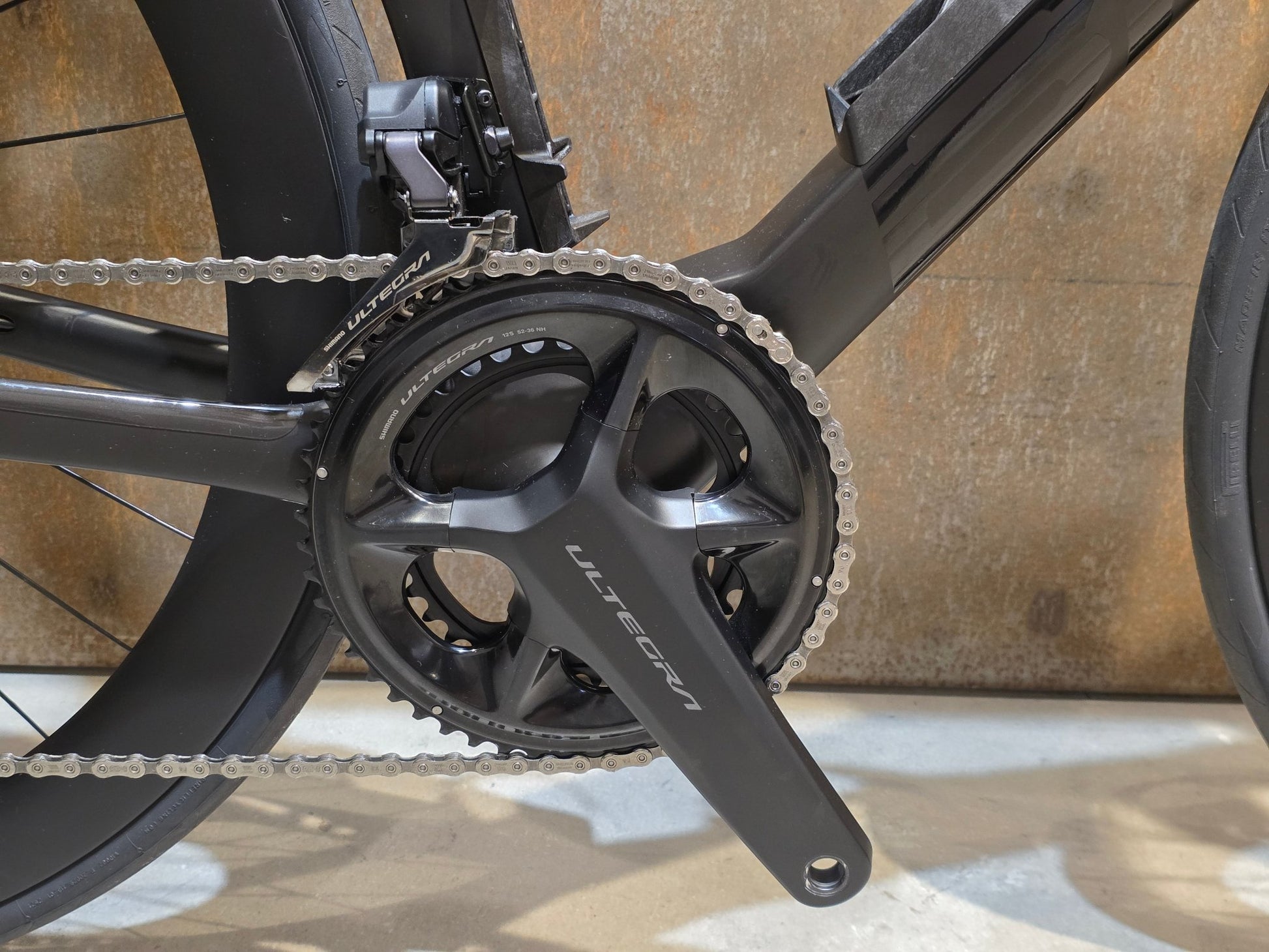 Rennrad von Bmc, BMC R01 FOUR / SHIMANO ULTEGRA DI2 / 54CM vor USEDBIKES - OB.DE Hintergrund