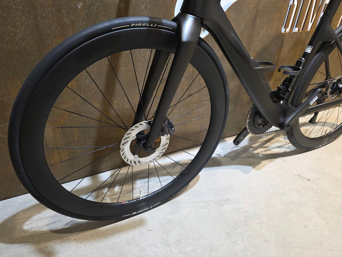 Rennrad von Bmc, BMC R01 FOUR / SHIMANO ULTEGRA DI2 / 56CM vor USEDBIKES - OB.DE Hintergrund