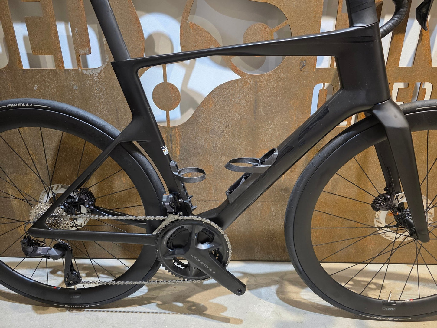 Rennrad von Bmc, BMC R01 FOUR / SHIMANO ULTEGRA DI2 / 56CM vor USEDBIKES - OB.DE Hintergrund
