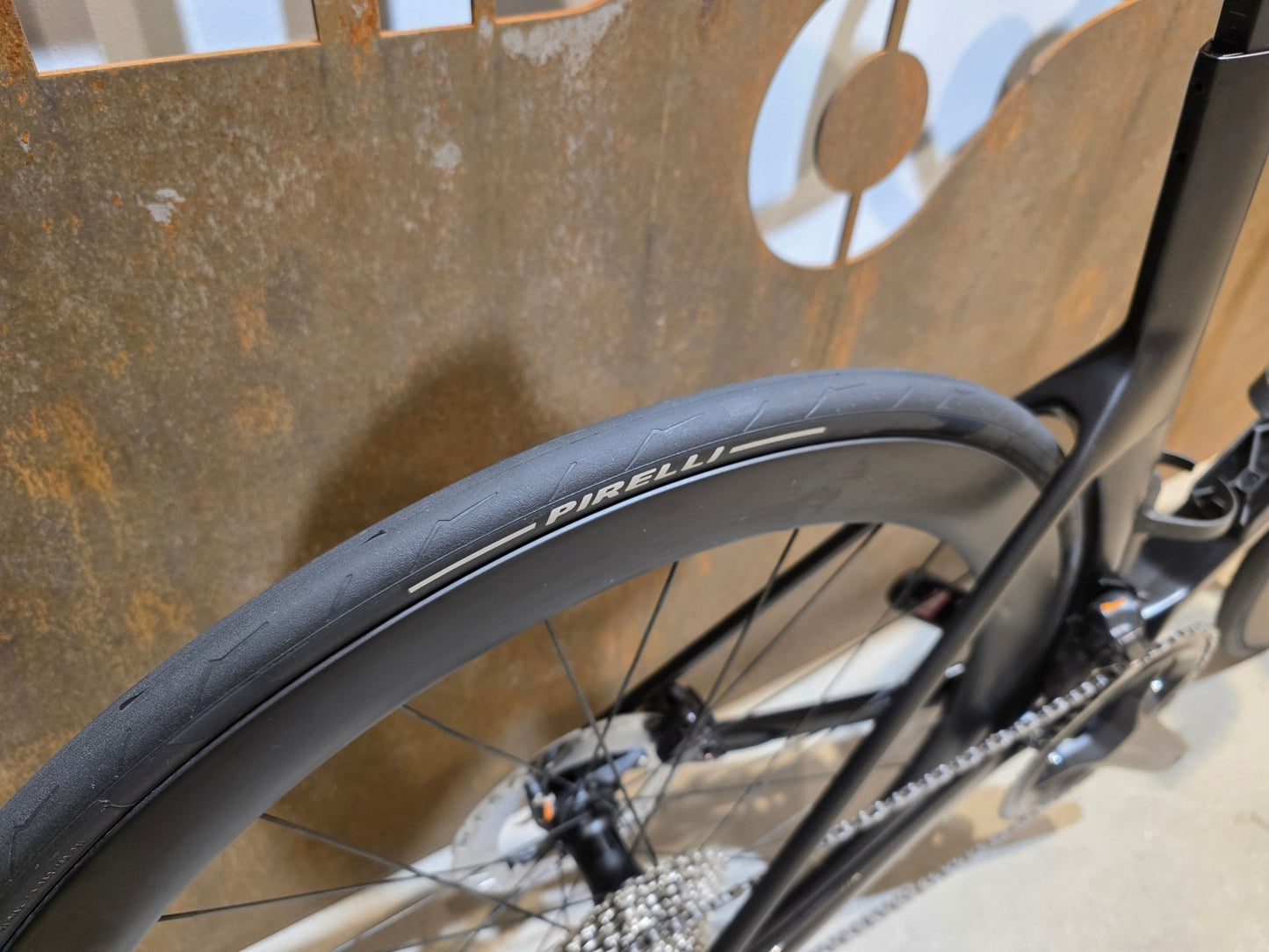 Rennrad von Bmc, BMC R01 FOUR / SHIMANO ULTEGRA DI2 / 56CM vor USEDBIKES - OB.DE Hintergrund