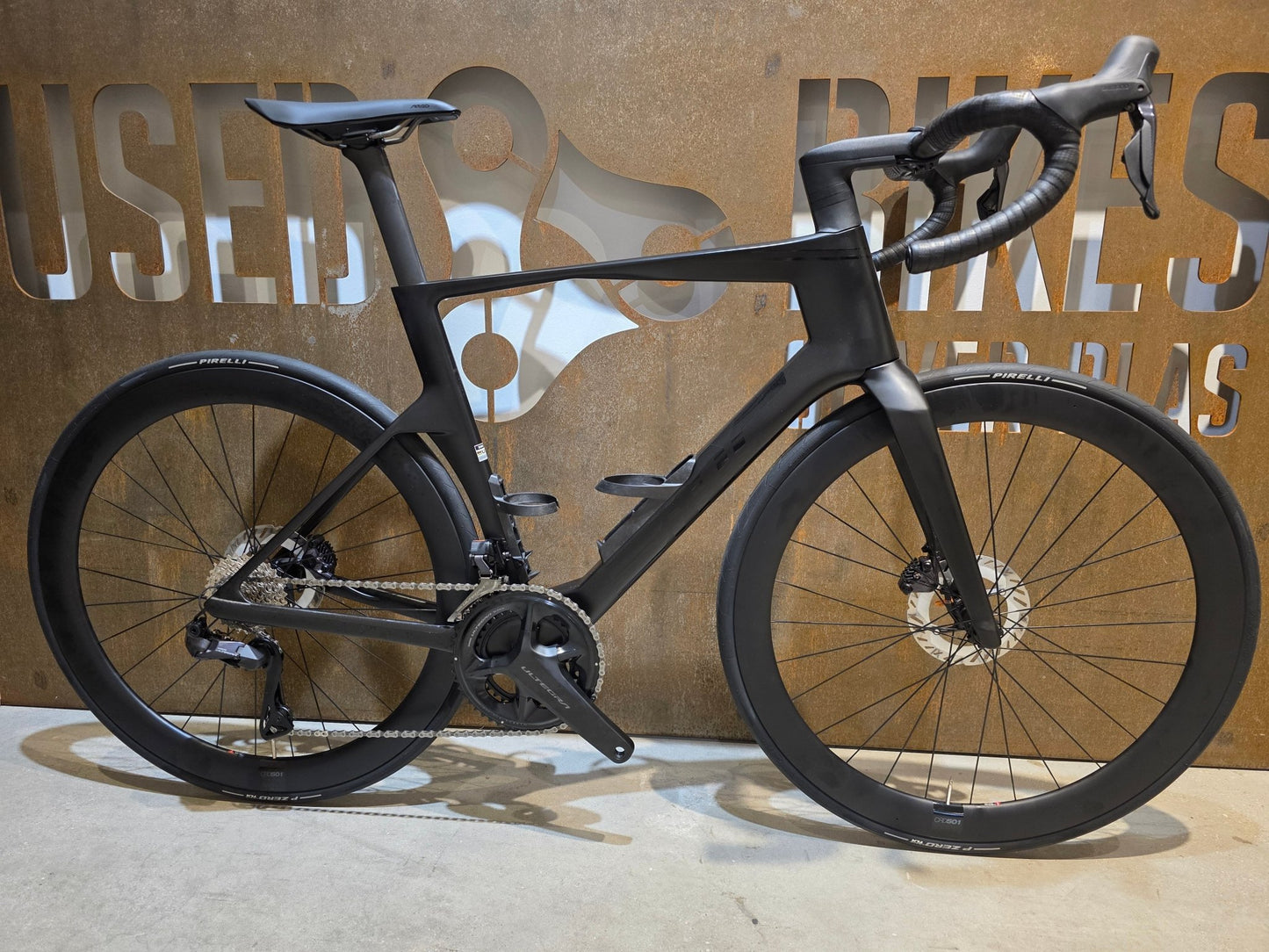 Rennrad von Bmc, BMC R01 FOUR / SHIMANO ULTEGRA DI2 / 56CM vor USEDBIKES - OB.DE Hintergrund