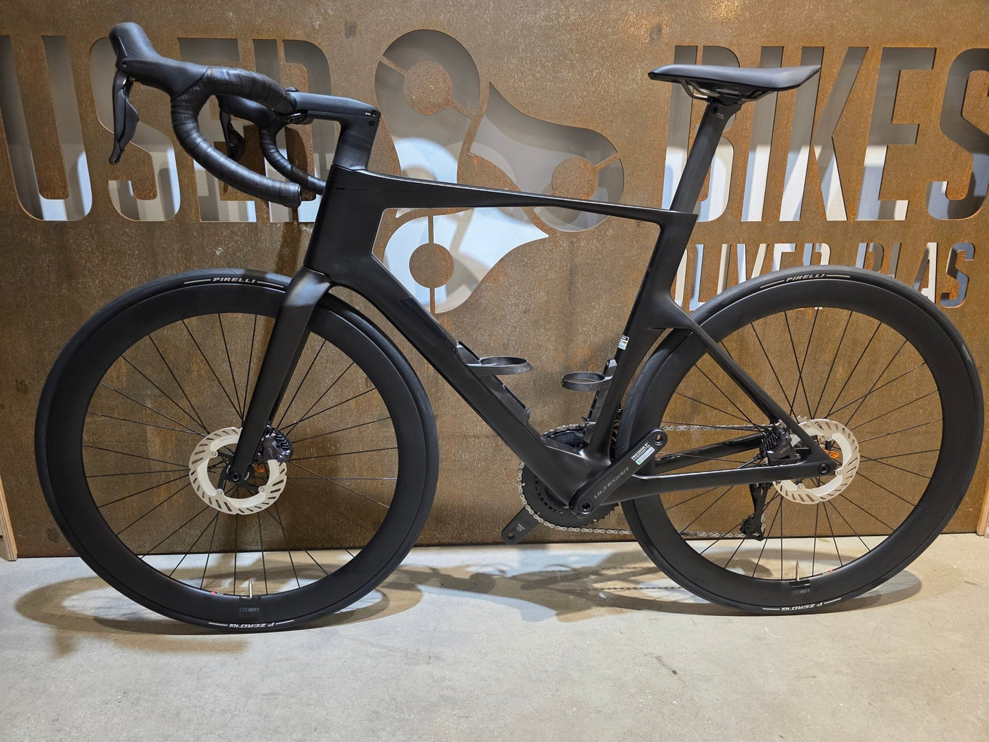 Rennrad von Bmc, BMC R01 FOUR / SHIMANO ULTEGRA DI2 / 56CM vor USEDBIKES - OB.DE Hintergrund