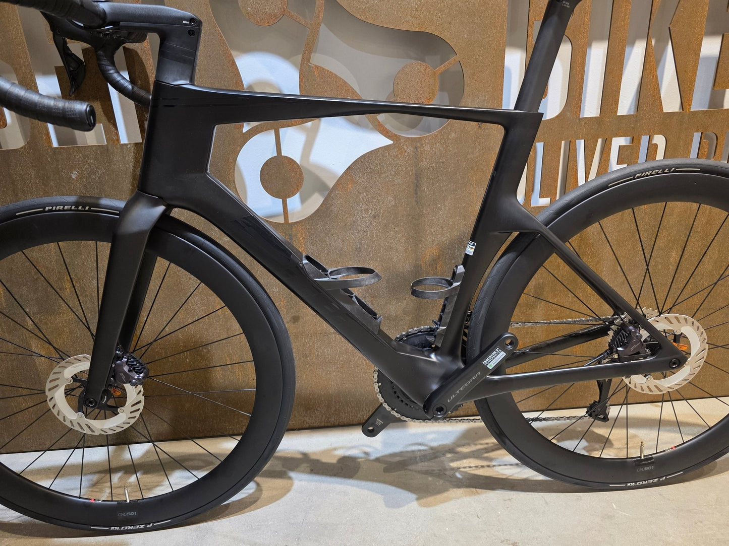 Rennrad von Bmc, BMC R01 FOUR / SHIMANO ULTEGRA DI2 / 56CM vor USEDBIKES - OB.DE Hintergrund