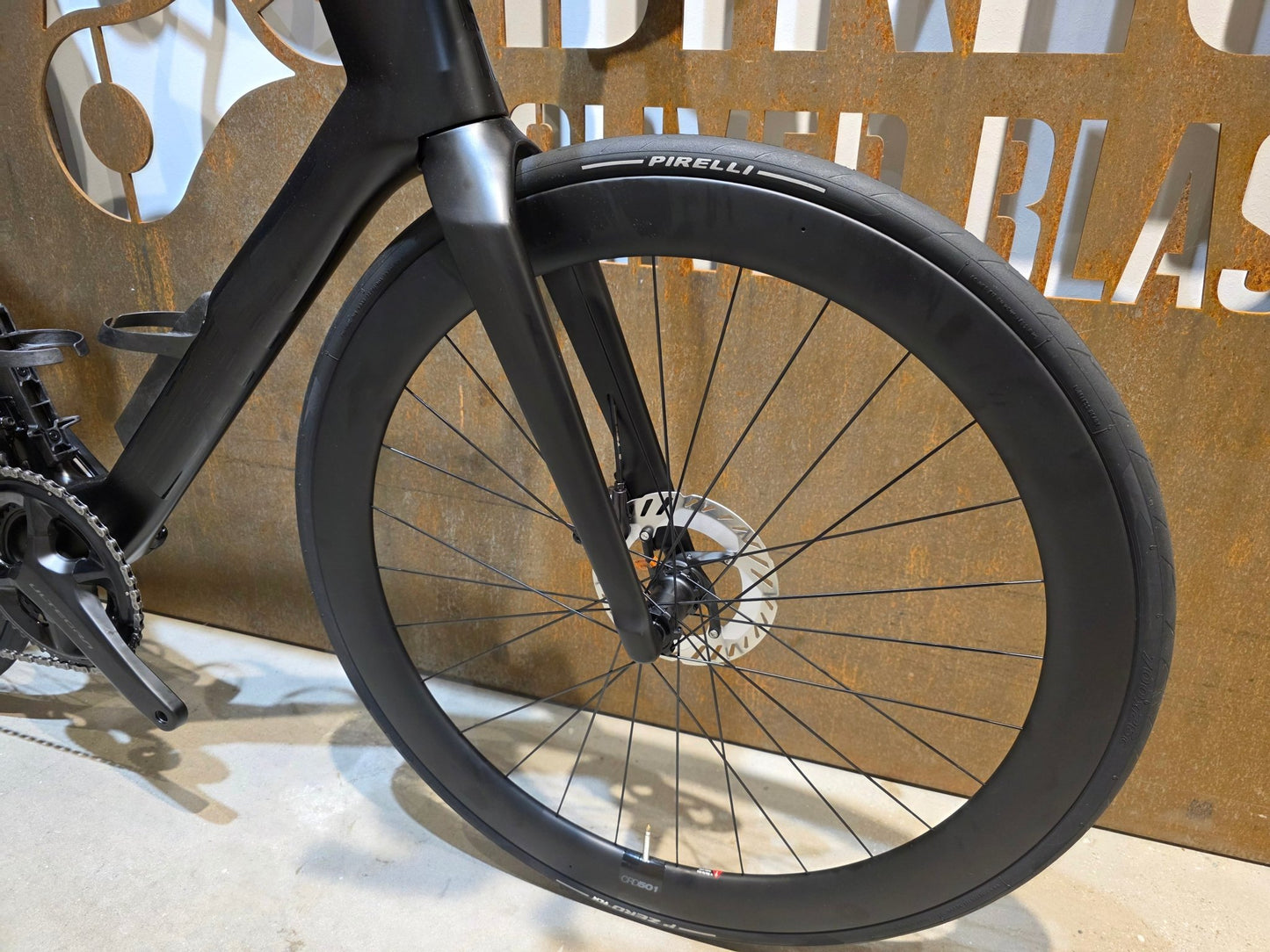 Rennrad von Bmc, BMC R01 FOUR / SHIMANO ULTEGRA DI2 / 56CM vor USEDBIKES - OB.DE Hintergrund