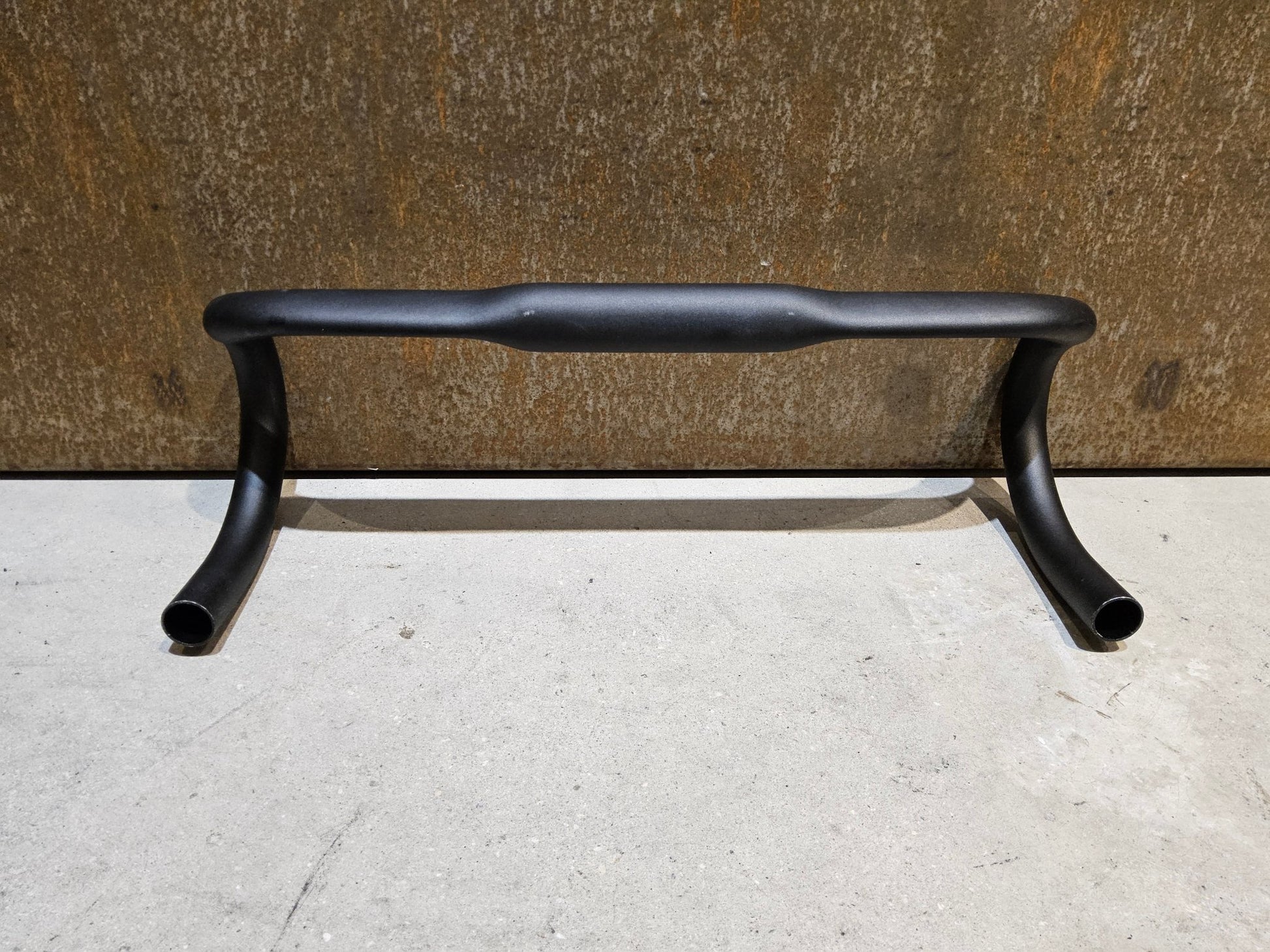 Lenker von Specialized, BMC RDB02 ALUMINIUM RENNRAD LENKER / 420MM in variant_title vor USEDBIKES - OB.DE Hintergrund