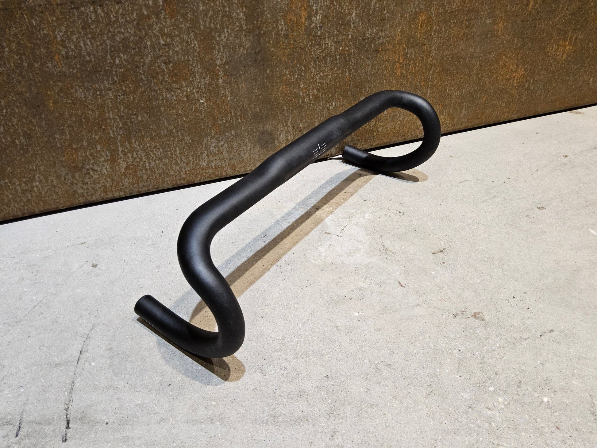 Lenker von Specialized, BMC RDB02 ALUMINIUM RENNRAD LENKER / 420MM in variant_title vor USEDBIKES - OB.DE Hintergrund