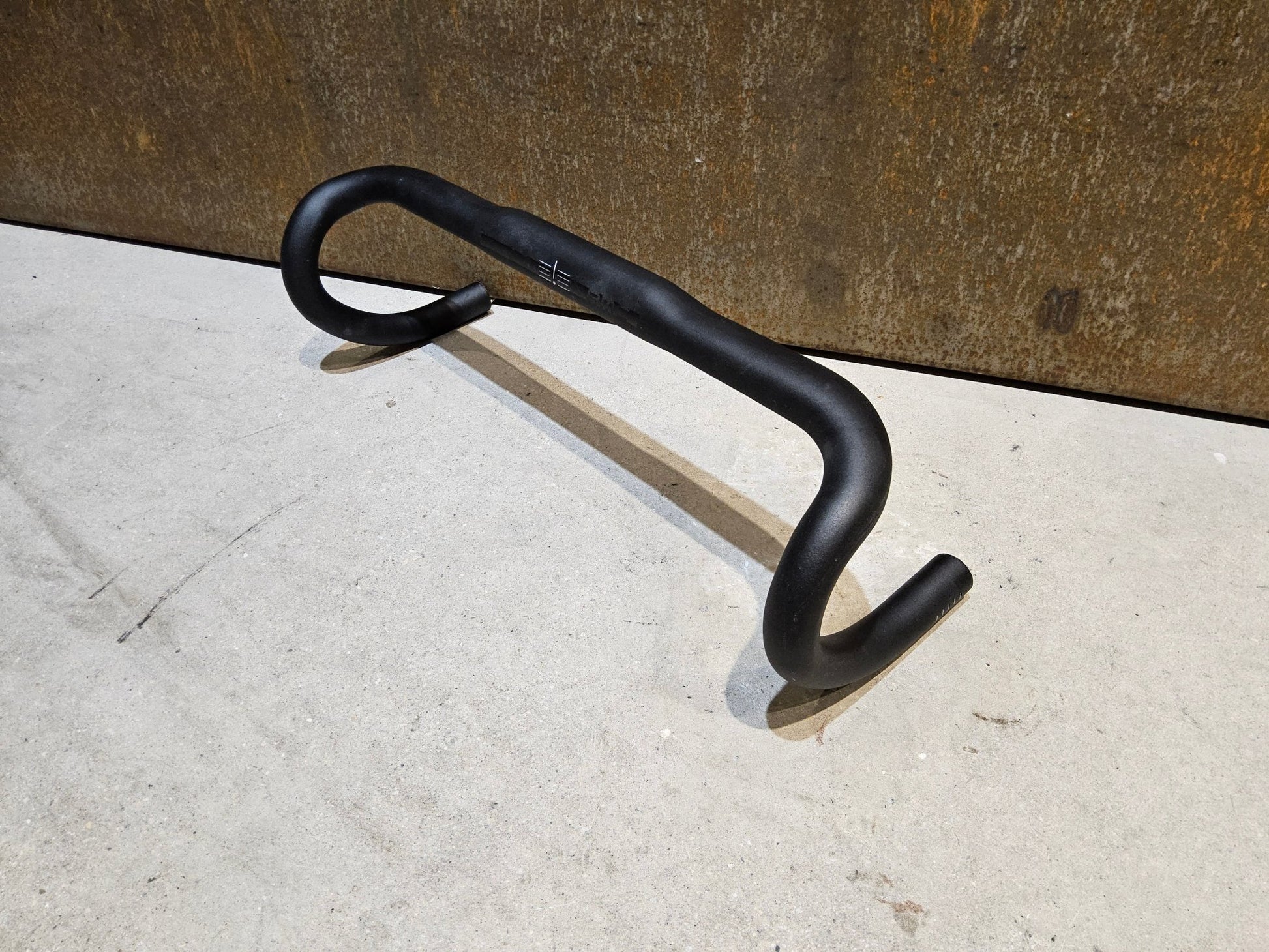 Lenker von Specialized, BMC RDB02 ALUMINIUM RENNRAD LENKER / 420MM in variant_title vor USEDBIKES - OB.DE Hintergrund