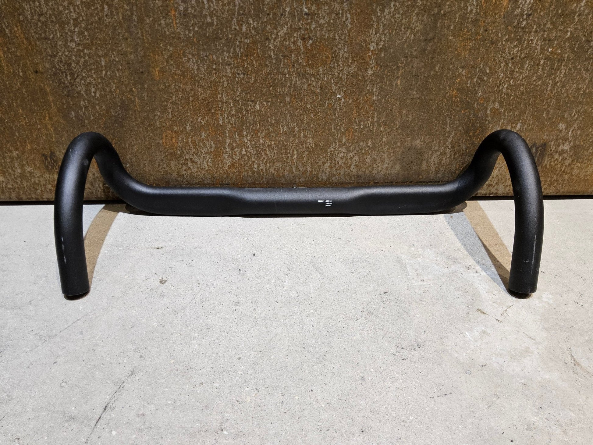 Lenker von Specialized, BMC RDB02 ALUMINIUM RENNRAD LENKER / 420MM in variant_title vor USEDBIKES - OB.DE Hintergrund