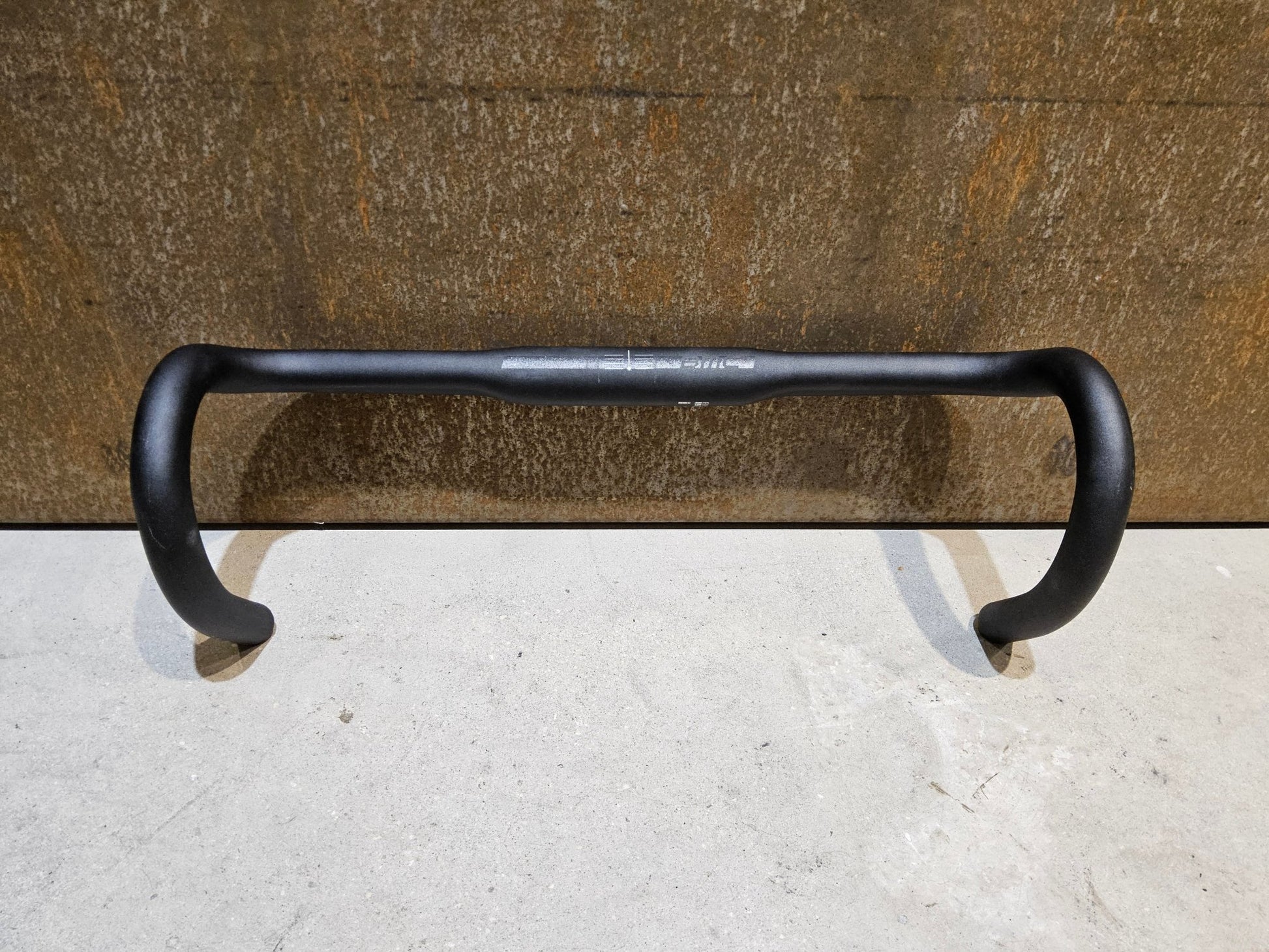 Lenker von Specialized, BMC RDB02 ALUMINIUM RENNRAD LENKER / 420MM in variant_title vor USEDBIKES - OB.DE Hintergrund