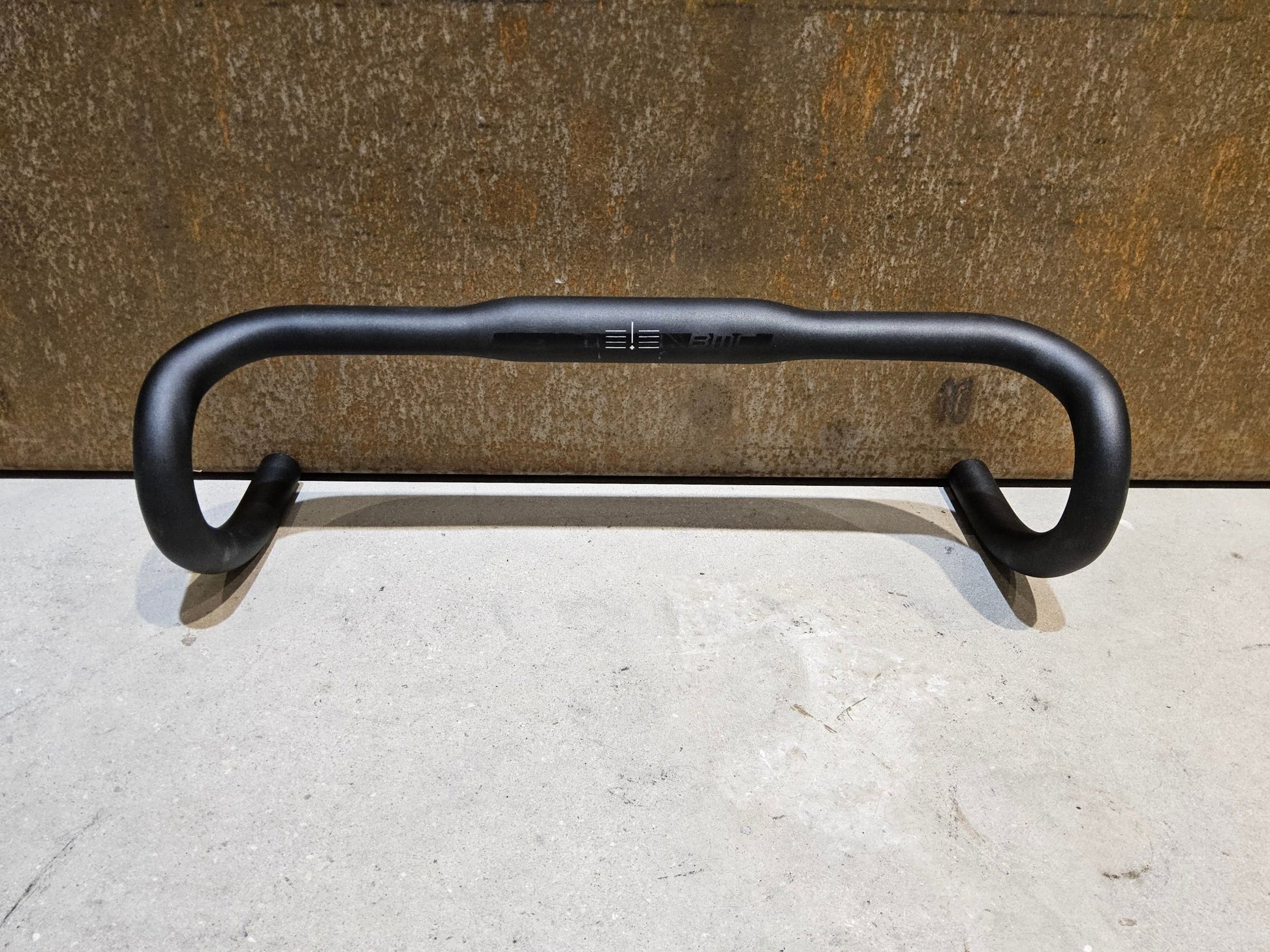 Lenker von Specialized, BMC RDB02 ALUMINIUM RENNRAD LENKER / 420MM in variant_title vor USEDBIKES - OB.DE Hintergrund