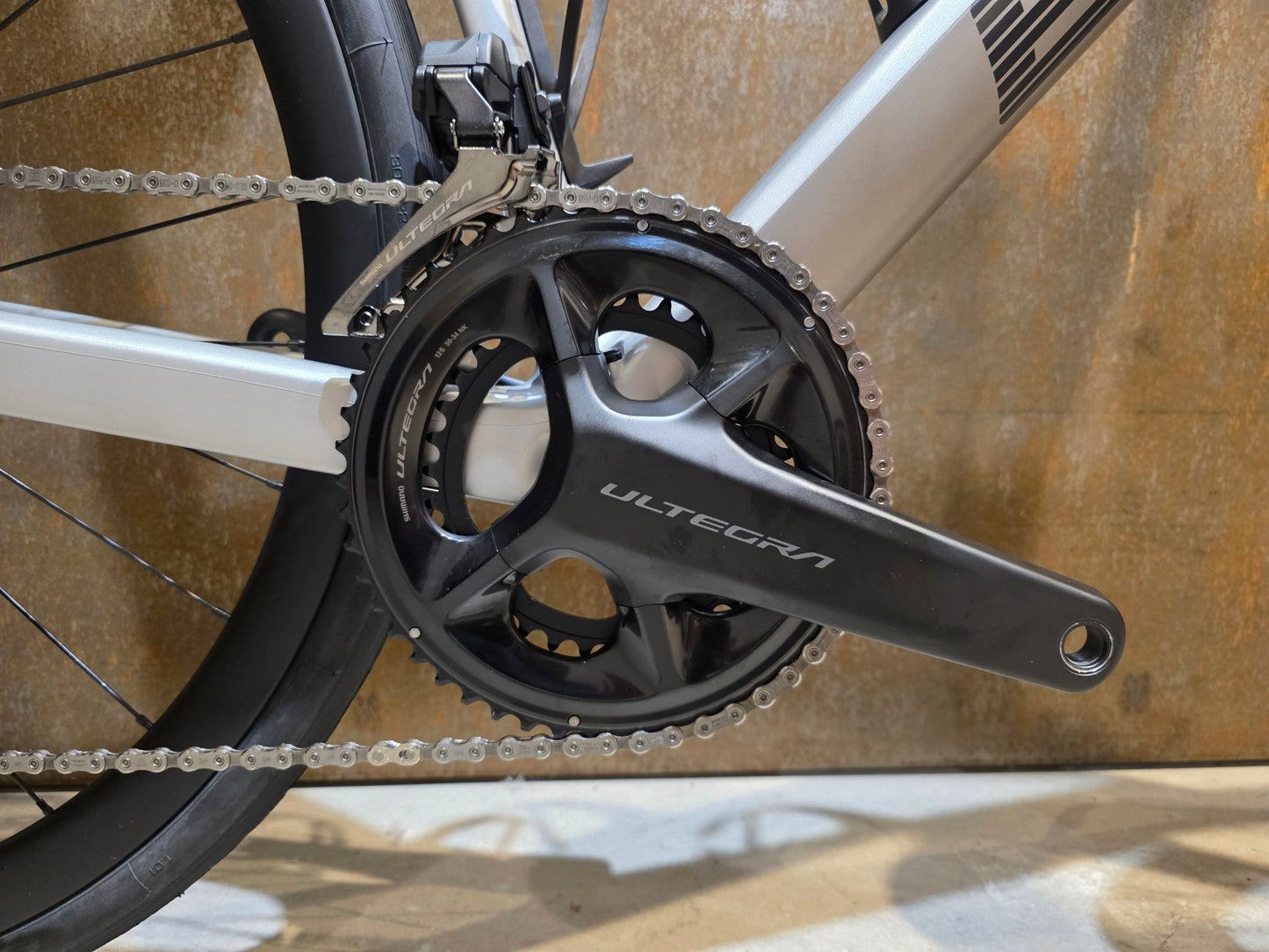 Rennrad von Bmc, BMC ROADMACHINE 01 FOUR / SHIMANO ULTEGRA DI2 / 58CM vor USEDBIKES - OB.DE Hintergrund