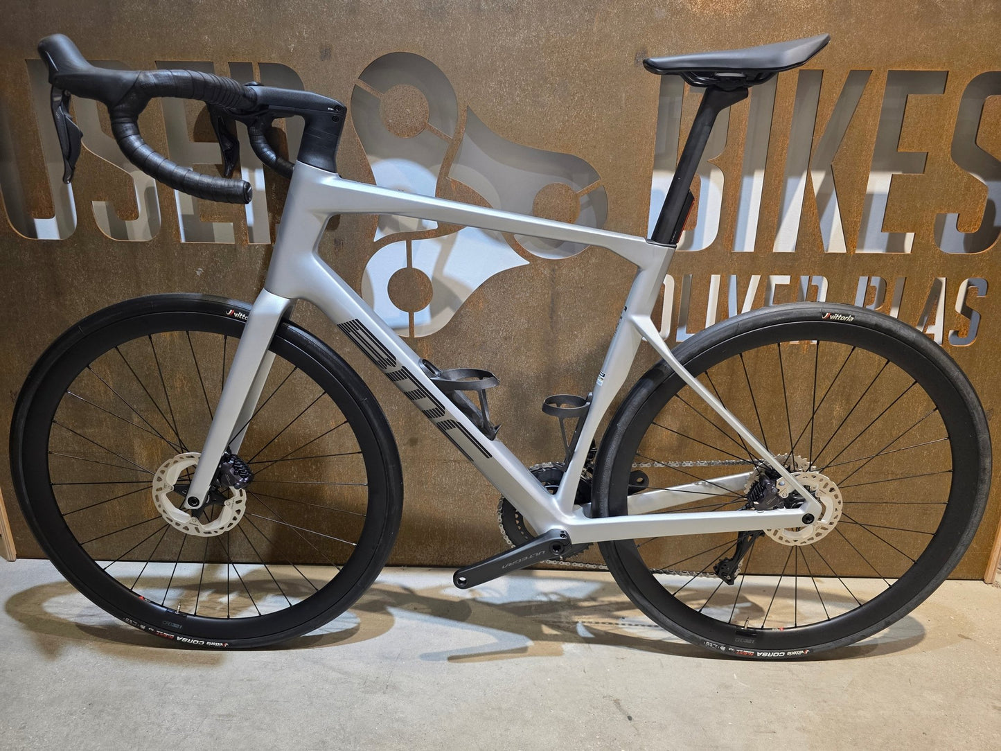 Rennrad von Bmc, BMC ROADMACHINE 01 FOUR / SHIMANO ULTEGRA DI2 / 58CM vor USEDBIKES - OB.DE Hintergrund