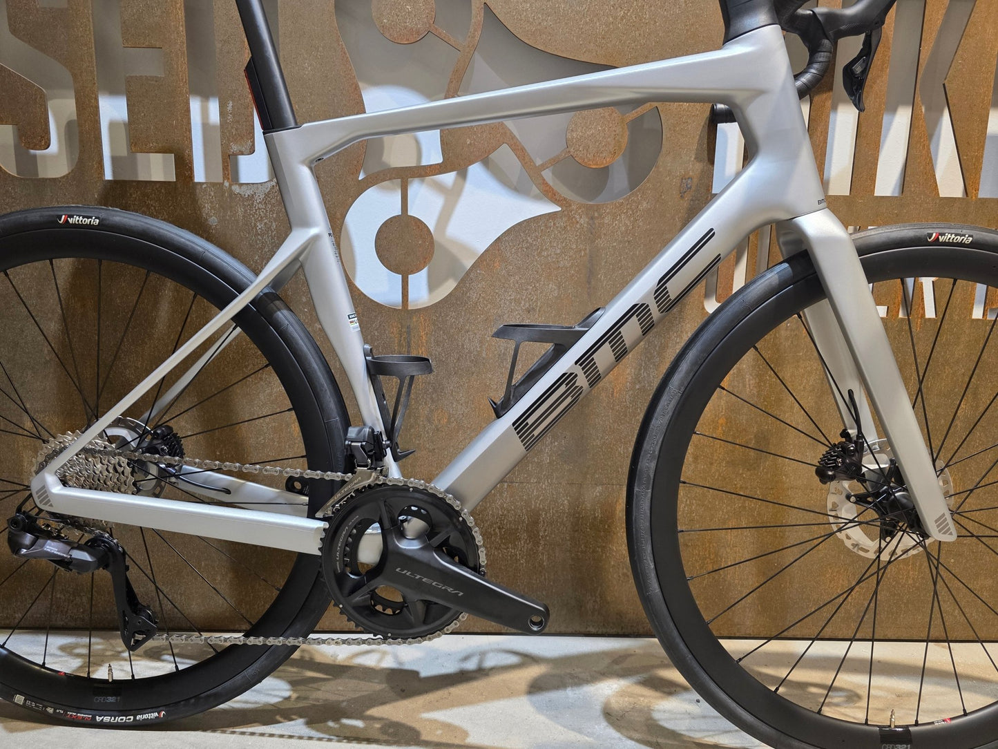 Rennrad von Bmc, BMC ROADMACHINE 01 FOUR / SHIMANO ULTEGRA DI2 / 58CM vor USEDBIKES - OB.DE Hintergrund