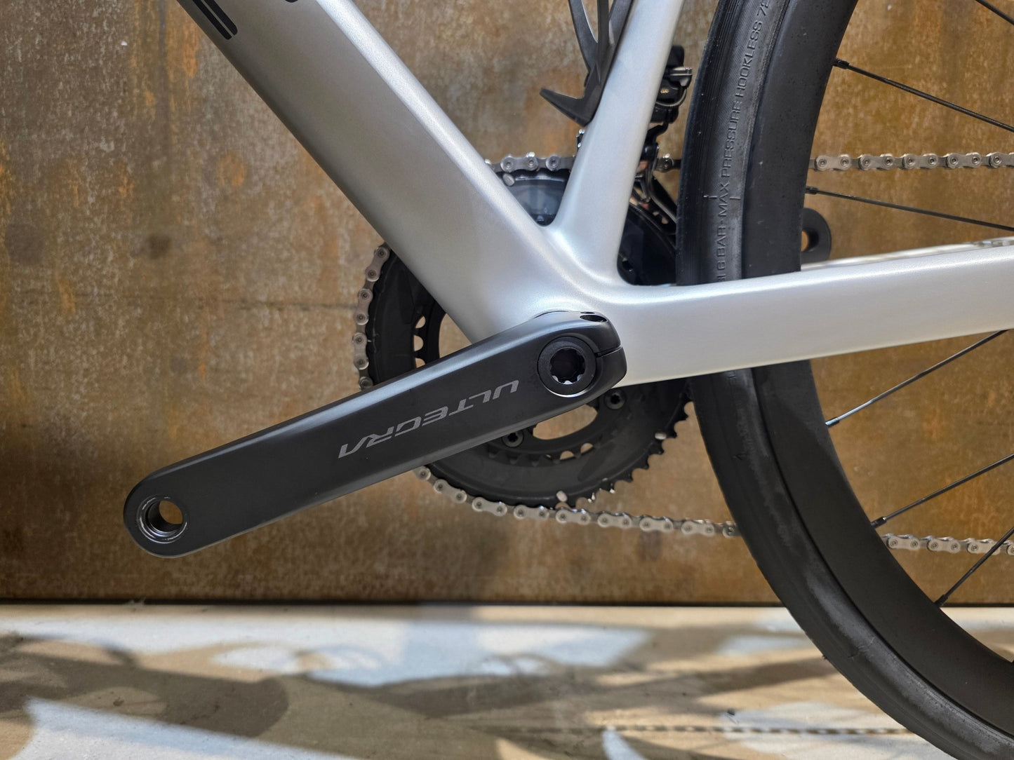 Rennrad von Bmc, BMC ROADMACHINE 01 FOUR / SHIMANO ULTEGRA DI2 / 58CM vor USEDBIKES - OB.DE Hintergrund
