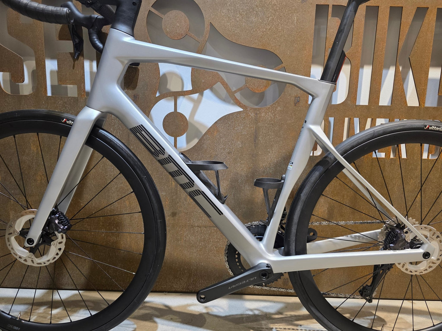 Rennrad von Bmc, BMC ROADMACHINE 01 FOUR / SHIMANO ULTEGRA DI2 / 58CM vor USEDBIKES - OB.DE Hintergrund
