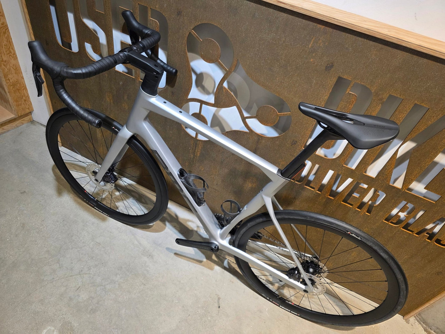 Rennrad von Bmc, BMC ROADMACHINE 01 FOUR / SHIMANO ULTEGRA DI2 / 58CM vor USEDBIKES - OB.DE Hintergrund