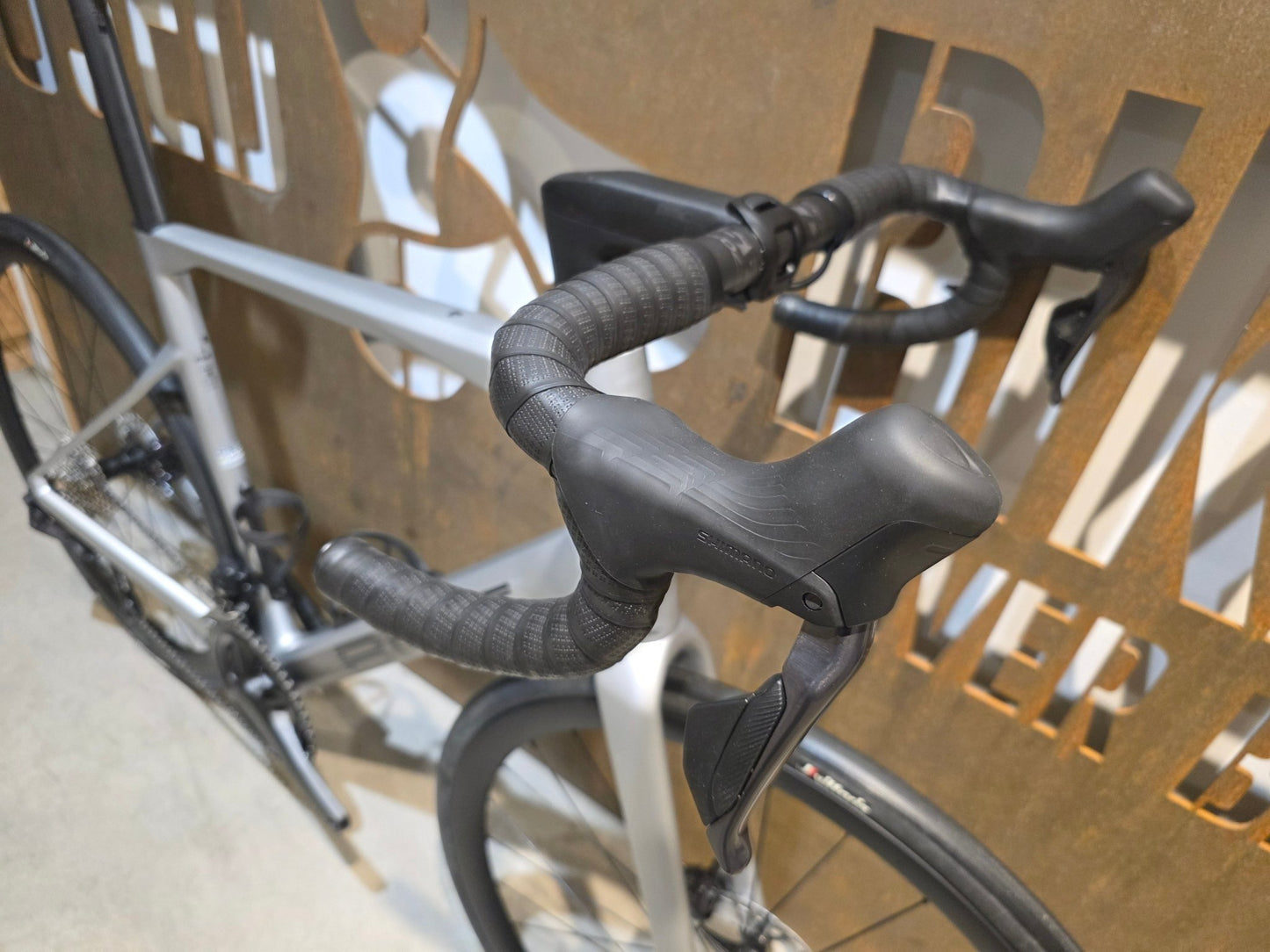 Rennrad von Bmc, BMC ROADMACHINE 01 FOUR / SHIMANO ULTEGRA DI2 / 58CM vor USEDBIKES - OB.DE Hintergrund
