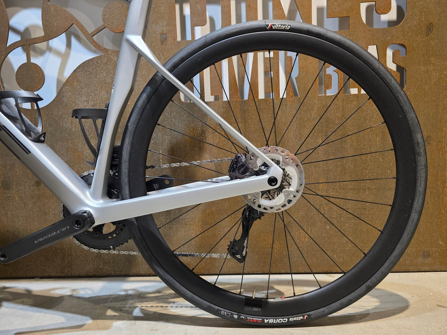 Rennrad von Bmc, BMC ROADMACHINE 01 FOUR / SHIMANO ULTEGRA DI2 / 58CM vor USEDBIKES - OB.DE Hintergrund