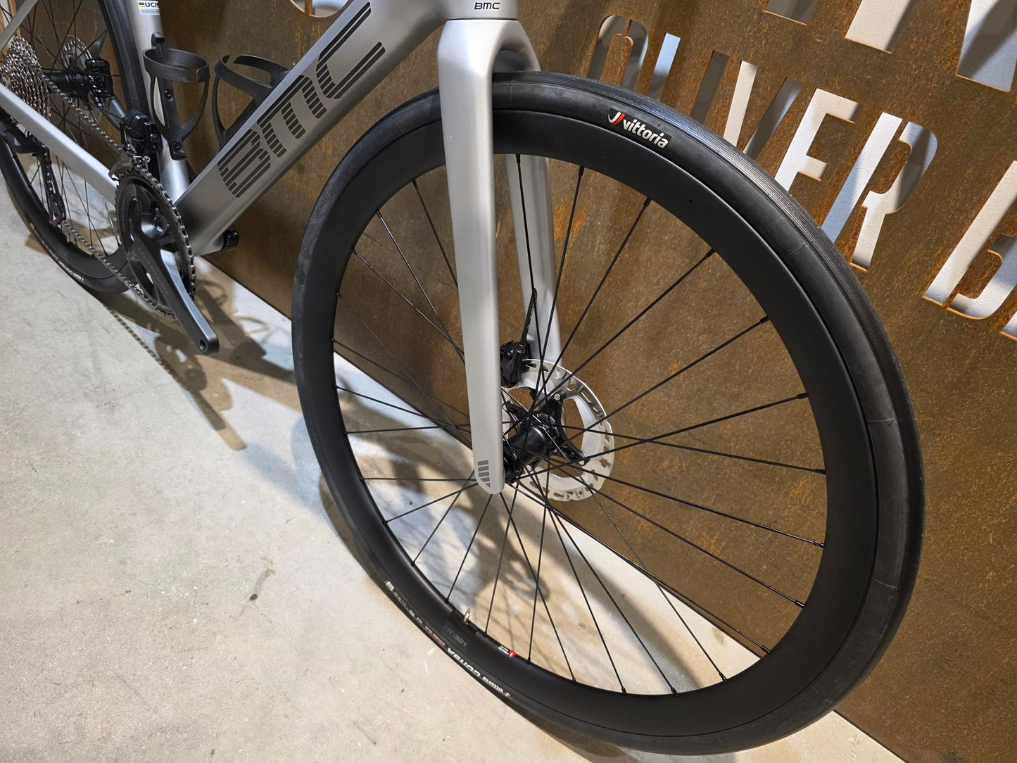Rennrad von Bmc, BMC ROADMACHINE 01 FOUR / SHIMANO ULTEGRA DI2 / 58CM vor USEDBIKES - OB.DE Hintergrund