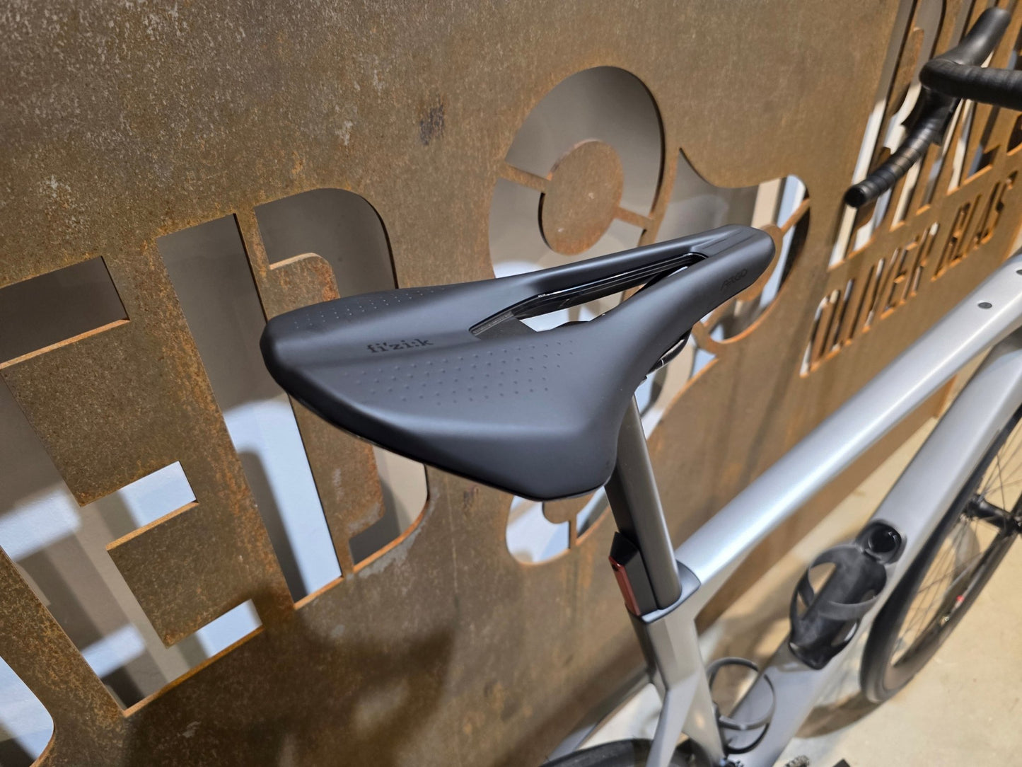 Rennrad von Bmc, BMC ROADMACHINE 01 FOUR / SHIMANO ULTEGRA DI2 / 58CM vor USEDBIKES - OB.DE Hintergrund