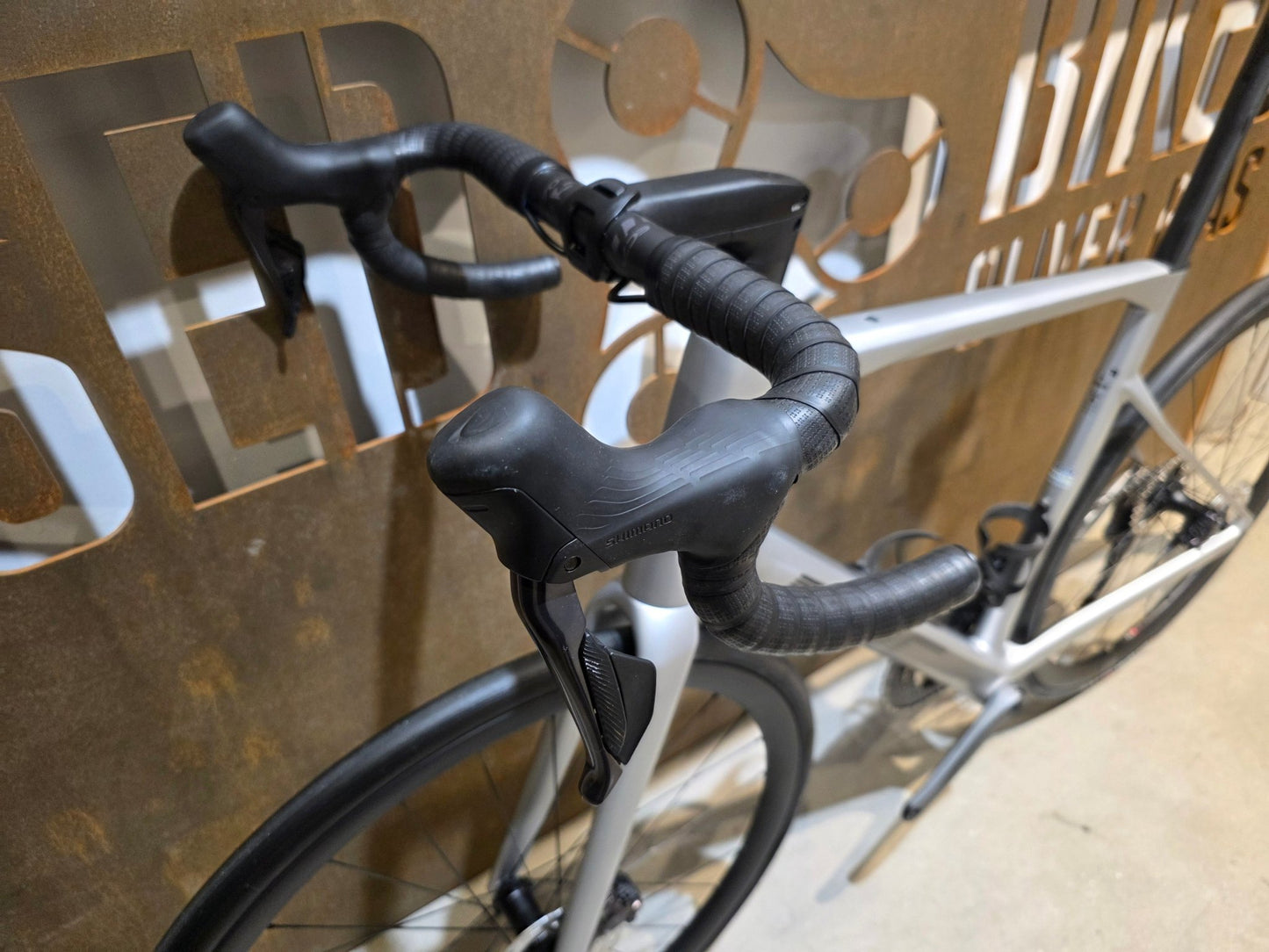 Rennrad von Bmc, BMC ROADMACHINE 01 FOUR / SHIMANO ULTEGRA DI2 / 58CM vor USEDBIKES - OB.DE Hintergrund