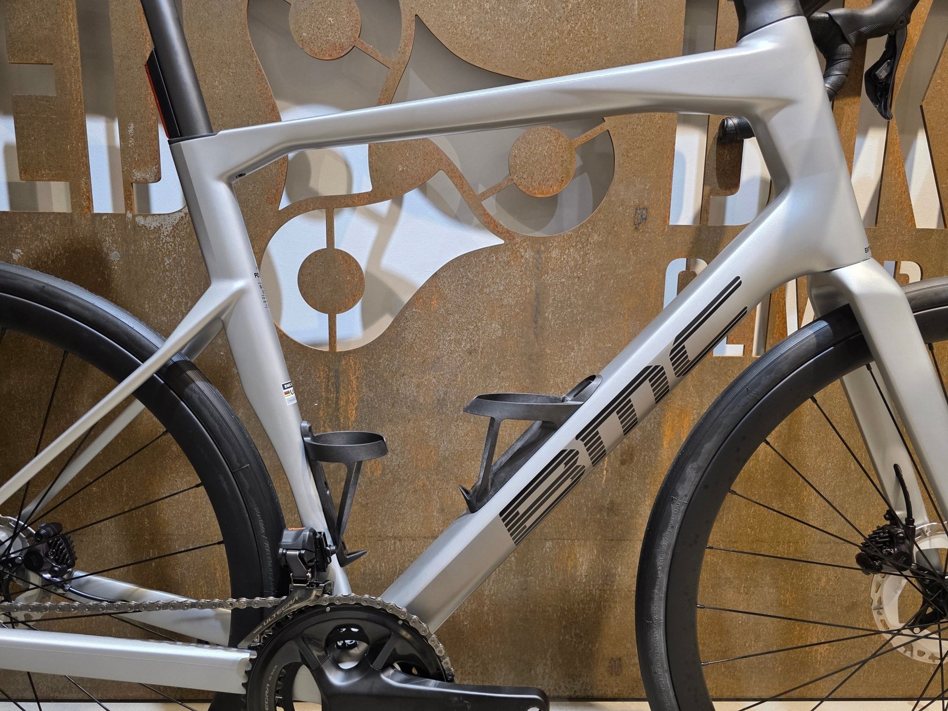 Rennrad von Bmc, BMC ROADMACHINE 01 FOUR / SHIMANO ULTEGRA DI2 / 61CM vor USEDBIKES - OB.DE Hintergrund