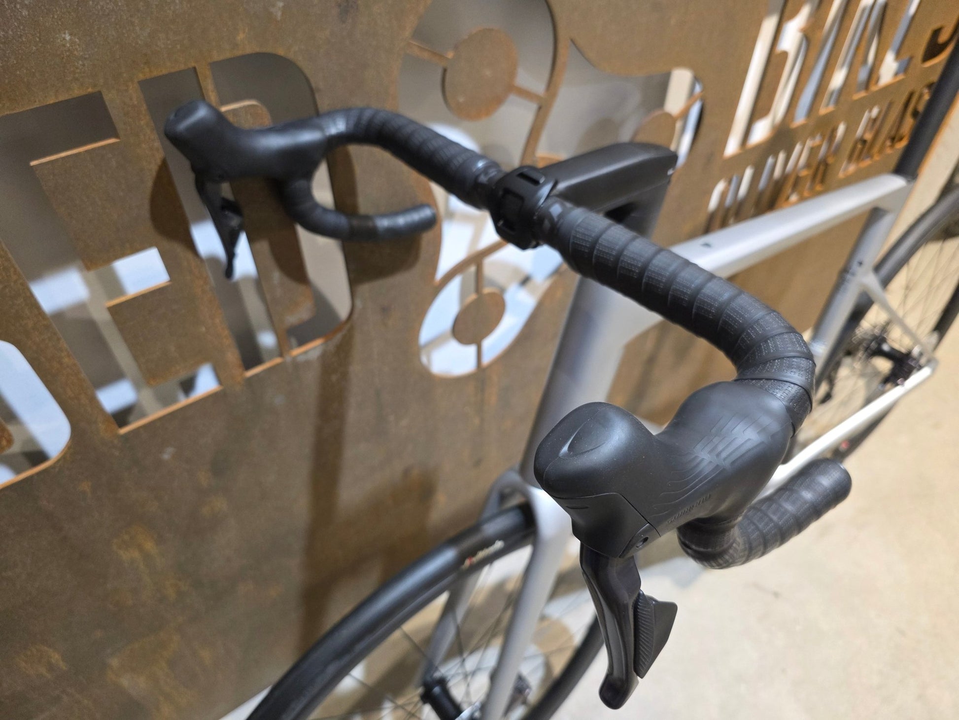 Rennrad von Bmc, BMC ROADMACHINE 01 FOUR / SHIMANO ULTEGRA DI2 / 61CM vor USEDBIKES - OB.DE Hintergrund