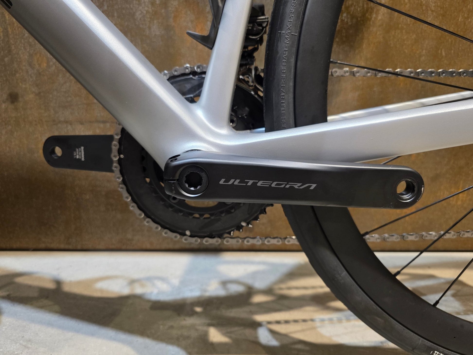 Rennrad von Bmc, BMC ROADMACHINE 01 FOUR / SHIMANO ULTEGRA DI2 / 61CM vor USEDBIKES - OB.DE Hintergrund