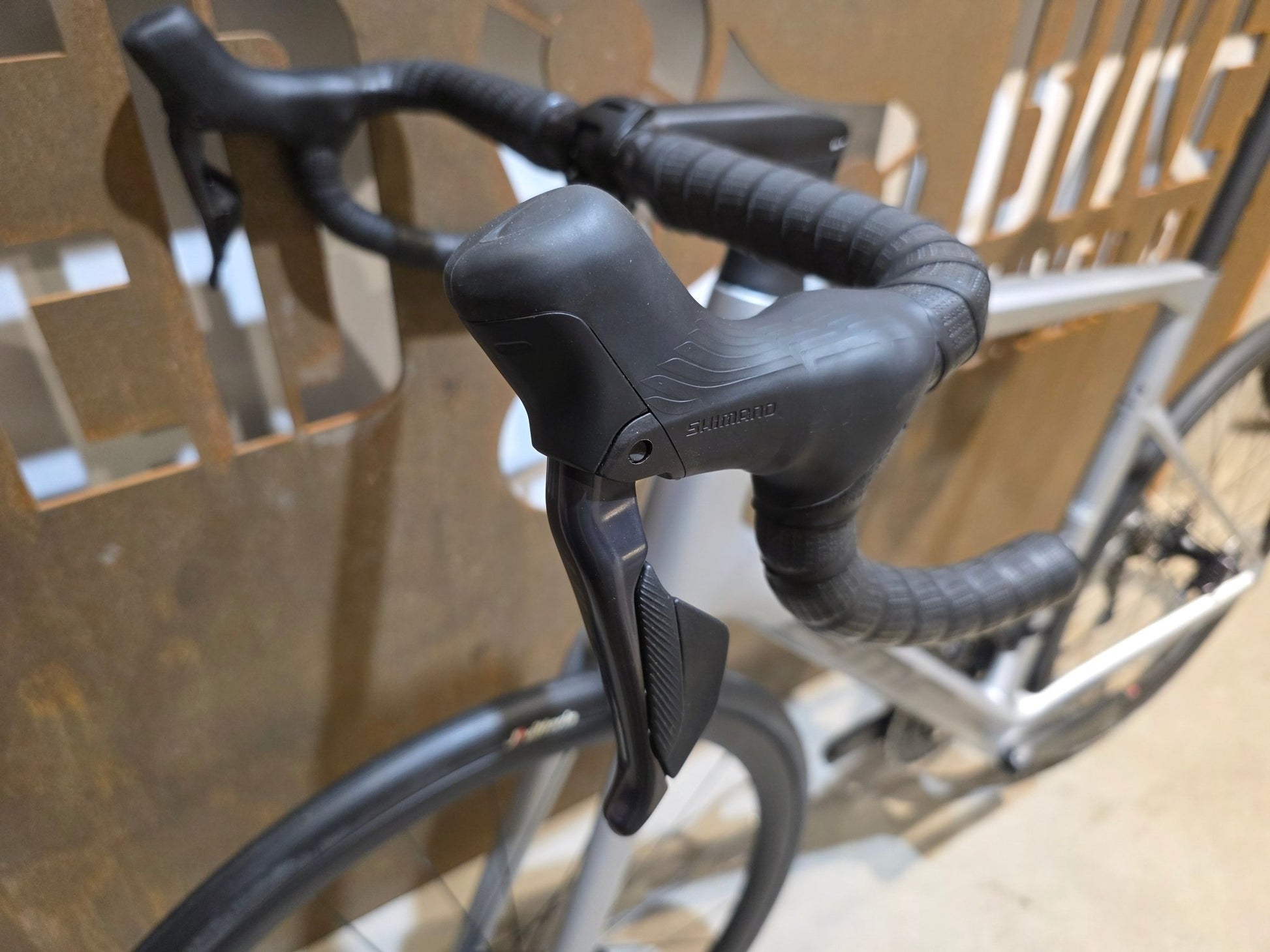 Rennrad von Bmc, BMC ROADMACHINE 01 FOUR / SHIMANO ULTEGRA DI2 / 61CM vor USEDBIKES - OB.DE Hintergrund