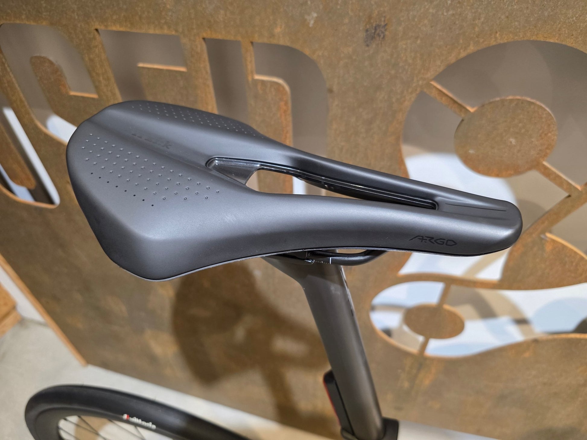 Rennrad von Bmc, BMC ROADMACHINE 01 FOUR / SHIMANO ULTEGRA DI2 / 61CM vor USEDBIKES - OB.DE Hintergrund