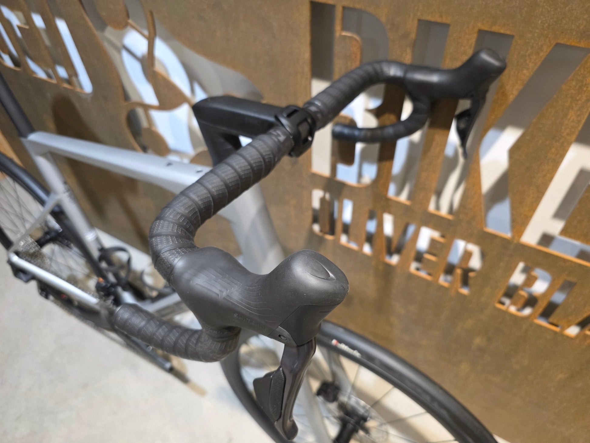 Rennrad von Bmc, BMC ROADMACHINE 01 FOUR / SHIMANO ULTEGRA DI2 / 61CM vor USEDBIKES - OB.DE Hintergrund