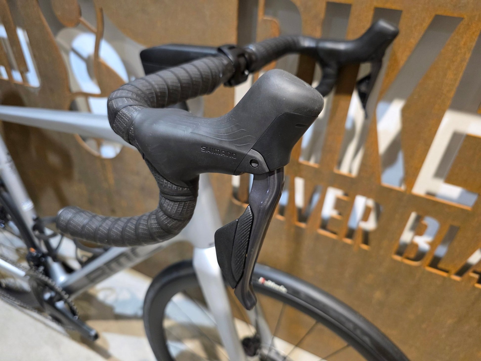 Rennrad von Bmc, BMC ROADMACHINE 01 FOUR / SHIMANO ULTEGRA DI2 / 61CM vor USEDBIKES - OB.DE Hintergrund