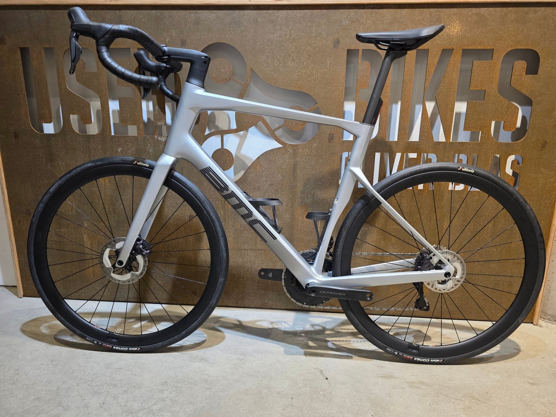 Rennrad von Bmc, BMC ROADMACHINE 01 FOUR / SHIMANO ULTEGRA DI2 / 61CM vor USEDBIKES - OB.DE Hintergrund