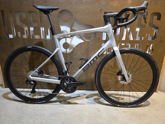 Rennrad von Bmc, BMC ROADMACHINE 01 FOUR / SHIMANO ULTEGRA DI2 / 61CM vor USEDBIKES - OB.DE Hintergrund