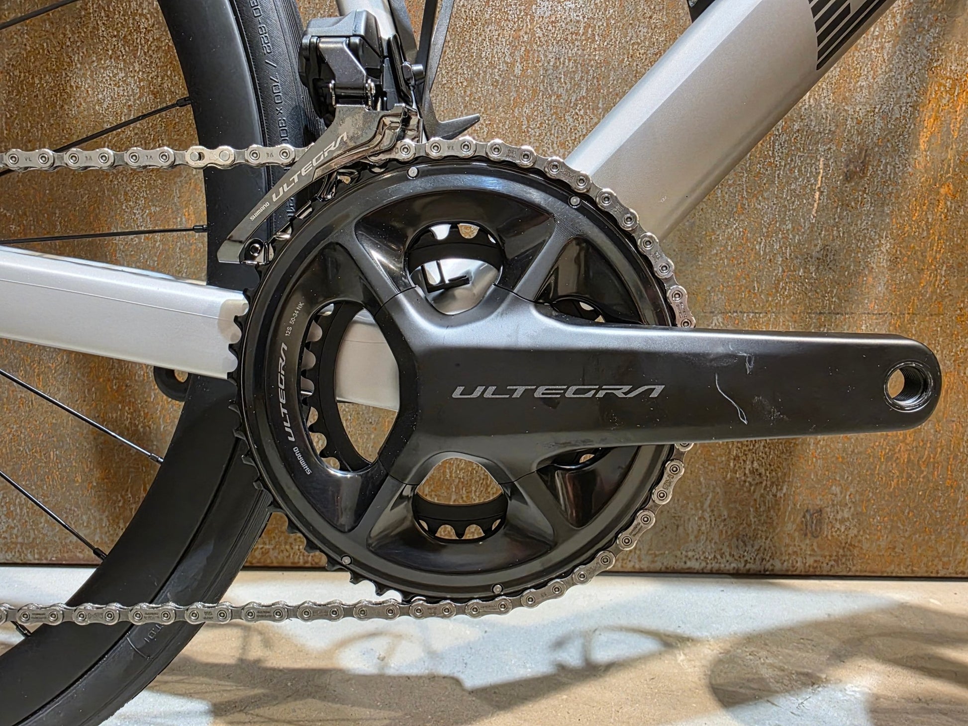 Rennrad von Bmc, BMC ROADMACHINE 01 FOUR / SHIMANO ULTEGRA DI2 / 61CM vor USEDBIKES - OB.DE Hintergrund