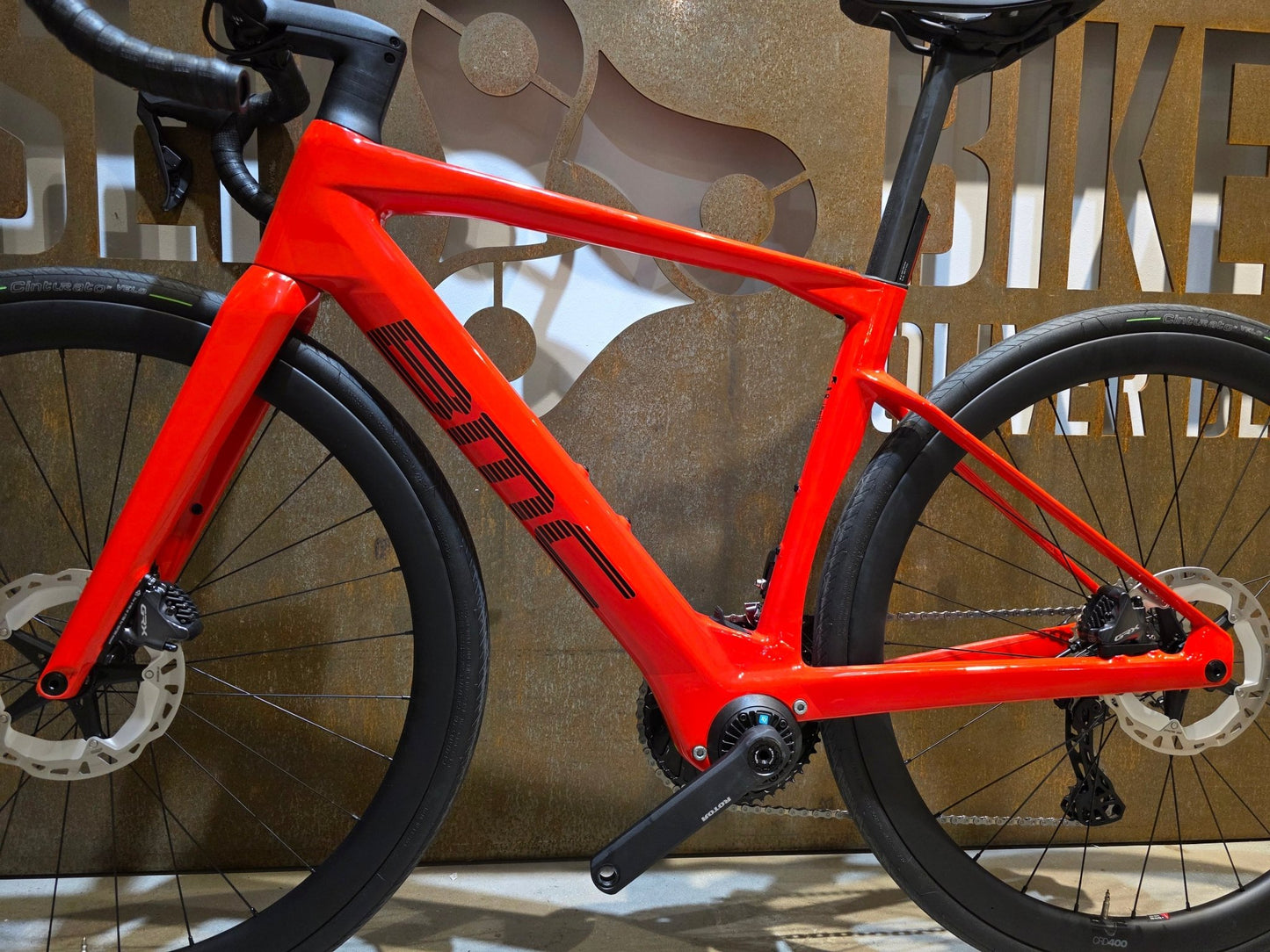 E - Rennrad/ - Gravel von Bmc, BMC ROADMACHINE AMP 01 TWO / 51CM vor USEDBIKES - OB.DE Hintergrund