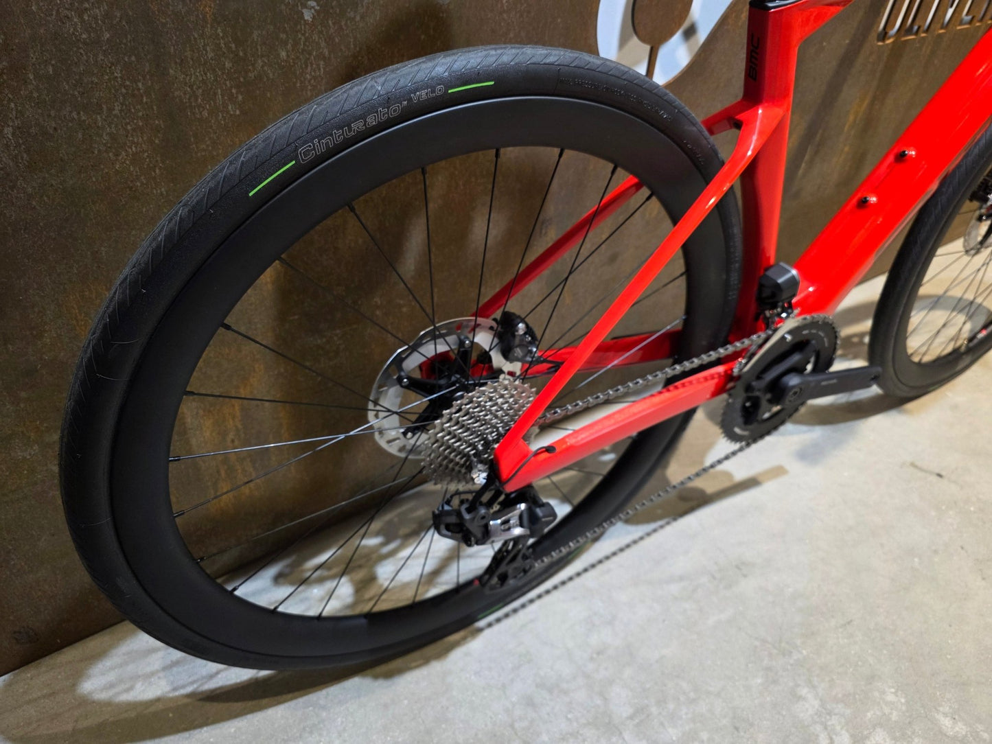 E - Rennrad/ - Gravel von Bmc, BMC ROADMACHINE AMP 01 TWO / 51CM vor USEDBIKES - OB.DE Hintergrund
