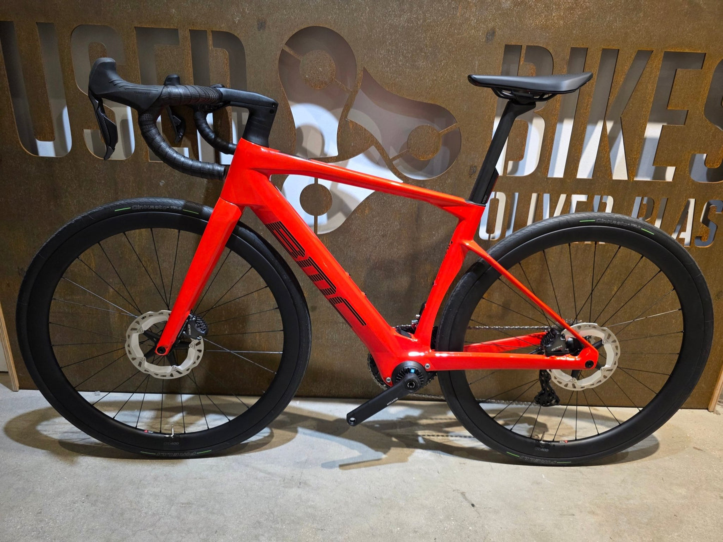 E - Rennrad/ - Gravel von Bmc, BMC ROADMACHINE AMP 01 TWO / 51CM vor USEDBIKES - OB.DE Hintergrund