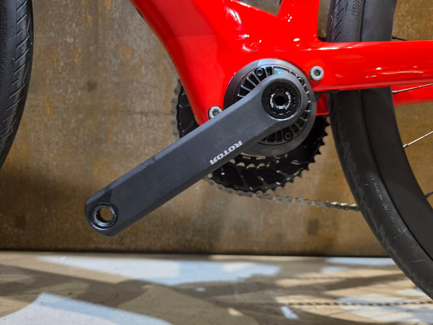 E - Rennrad/ - Gravel von Bmc, BMC ROADMACHINE AMP 01 TWO / 51CM vor USEDBIKES - OB.DE Hintergrund