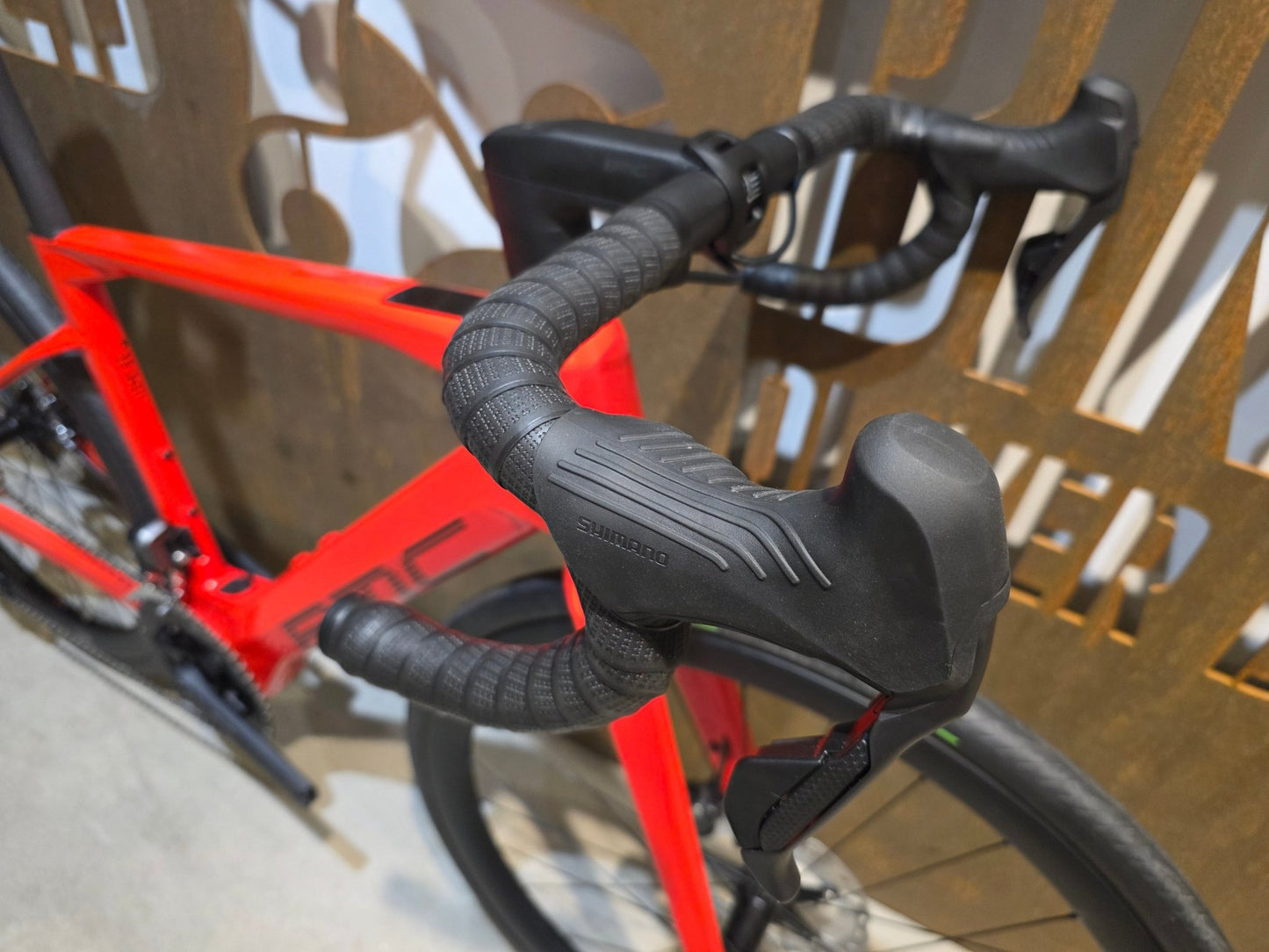 E - Rennrad/ - Gravel von Bmc, BMC ROADMACHINE AMP 01 TWO / 51CM vor USEDBIKES - OB.DE Hintergrund
