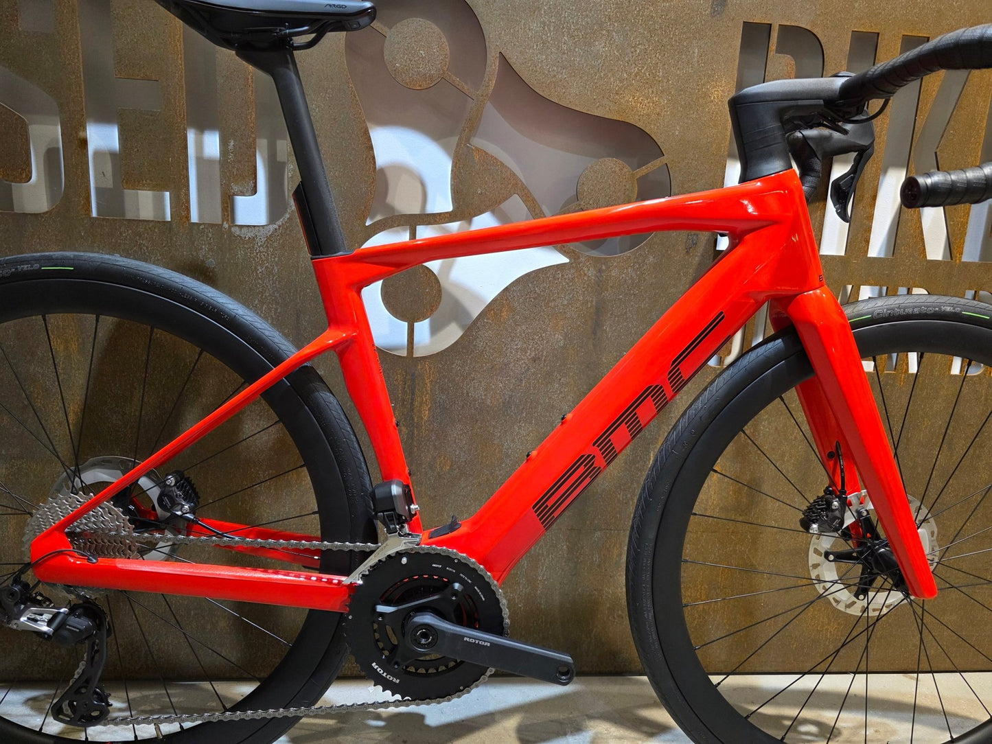 E - Rennrad/ - Gravel von Bmc, BMC ROADMACHINE AMP 01 TWO / 51CM vor USEDBIKES - OB.DE Hintergrund