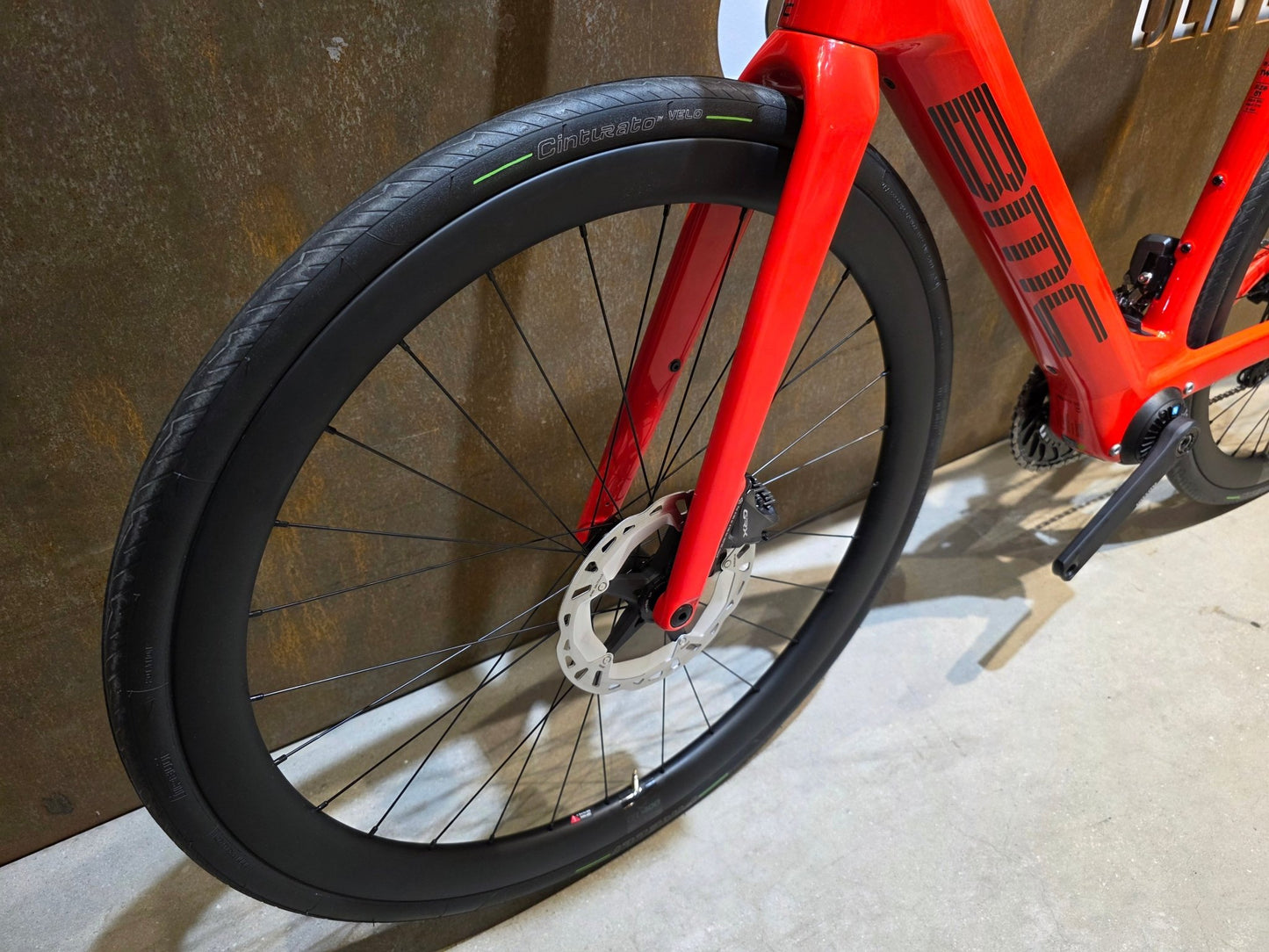 E - Rennrad/ - Gravel von Bmc, BMC ROADMACHINE AMP 01 TWO / 51CM vor USEDBIKES - OB.DE Hintergrund