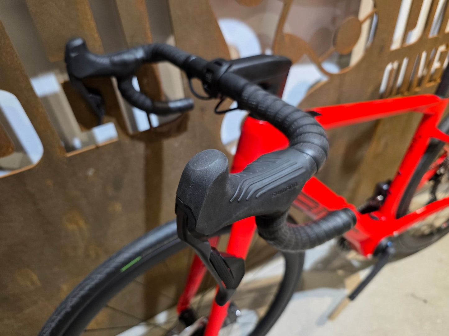 E - Rennrad/ - Gravel von Bmc, BMC ROADMACHINE AMP 01 TWO / 51CM vor USEDBIKES - OB.DE Hintergrund