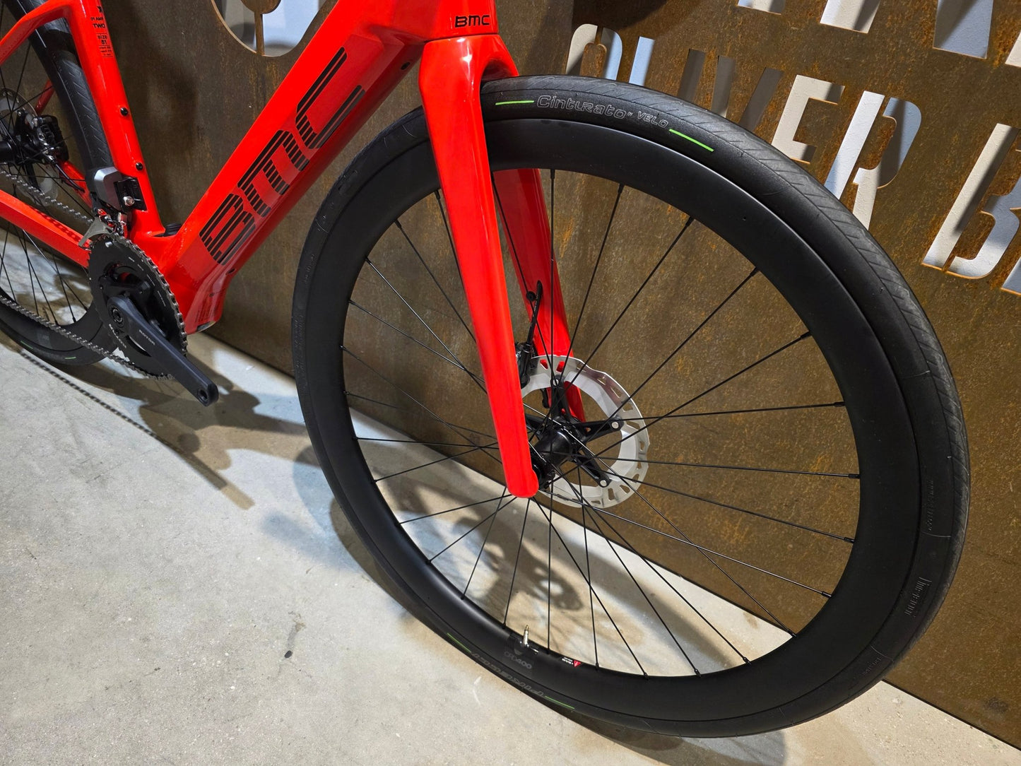 E - Rennrad/ - Gravel von Bmc, BMC ROADMACHINE AMP 01 TWO / 51CM vor USEDBIKES - OB.DE Hintergrund
