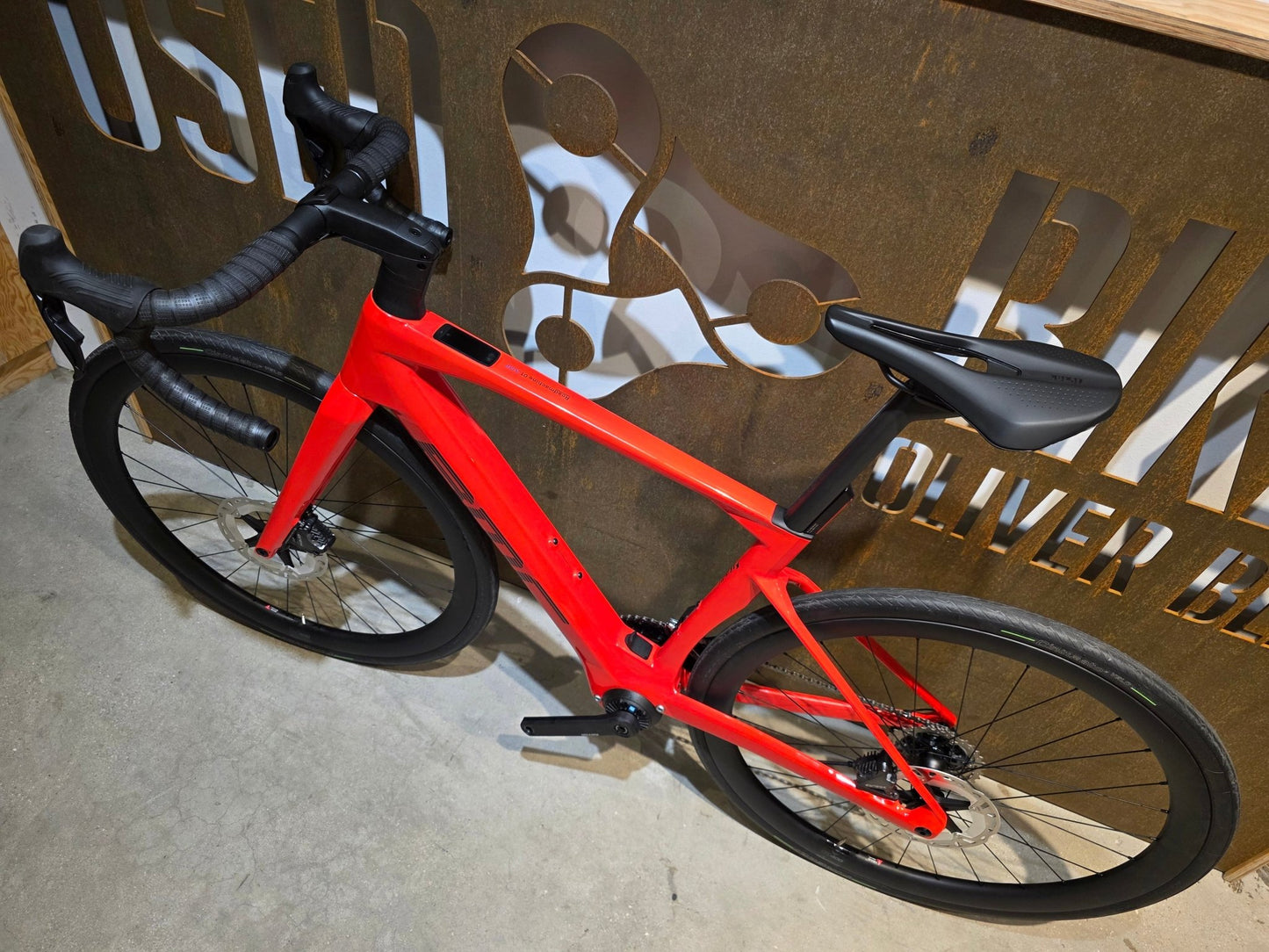 E - Rennrad/ - Gravel von Bmc, BMC ROADMACHINE AMP 01 TWO / 51CM vor USEDBIKES - OB.DE Hintergrund