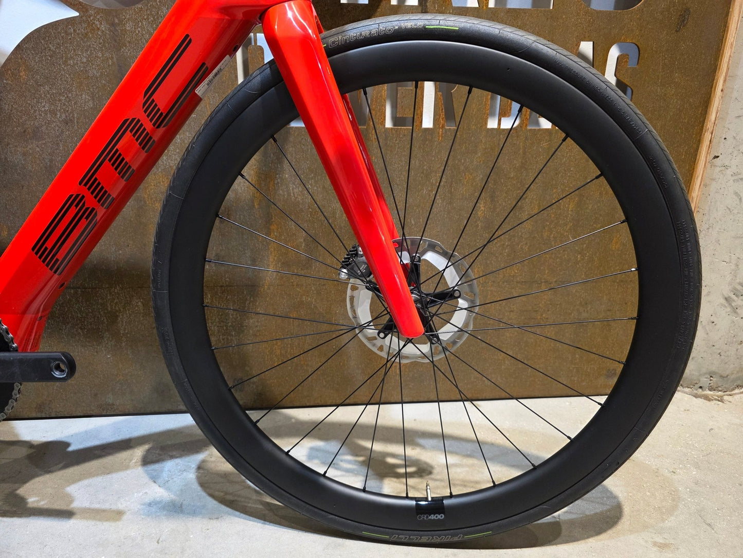 E - Rennrad/ - Gravel von Bmc, BMC ROADMACHINE AMP 01 TWO / 54CM vor USEDBIKES - OB.DE Hintergrund