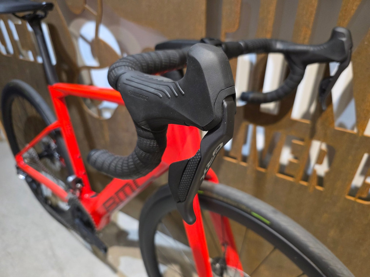 E - Rennrad/ - Gravel von Bmc, BMC ROADMACHINE AMP 01 TWO / 54CM vor USEDBIKES - OB.DE Hintergrund