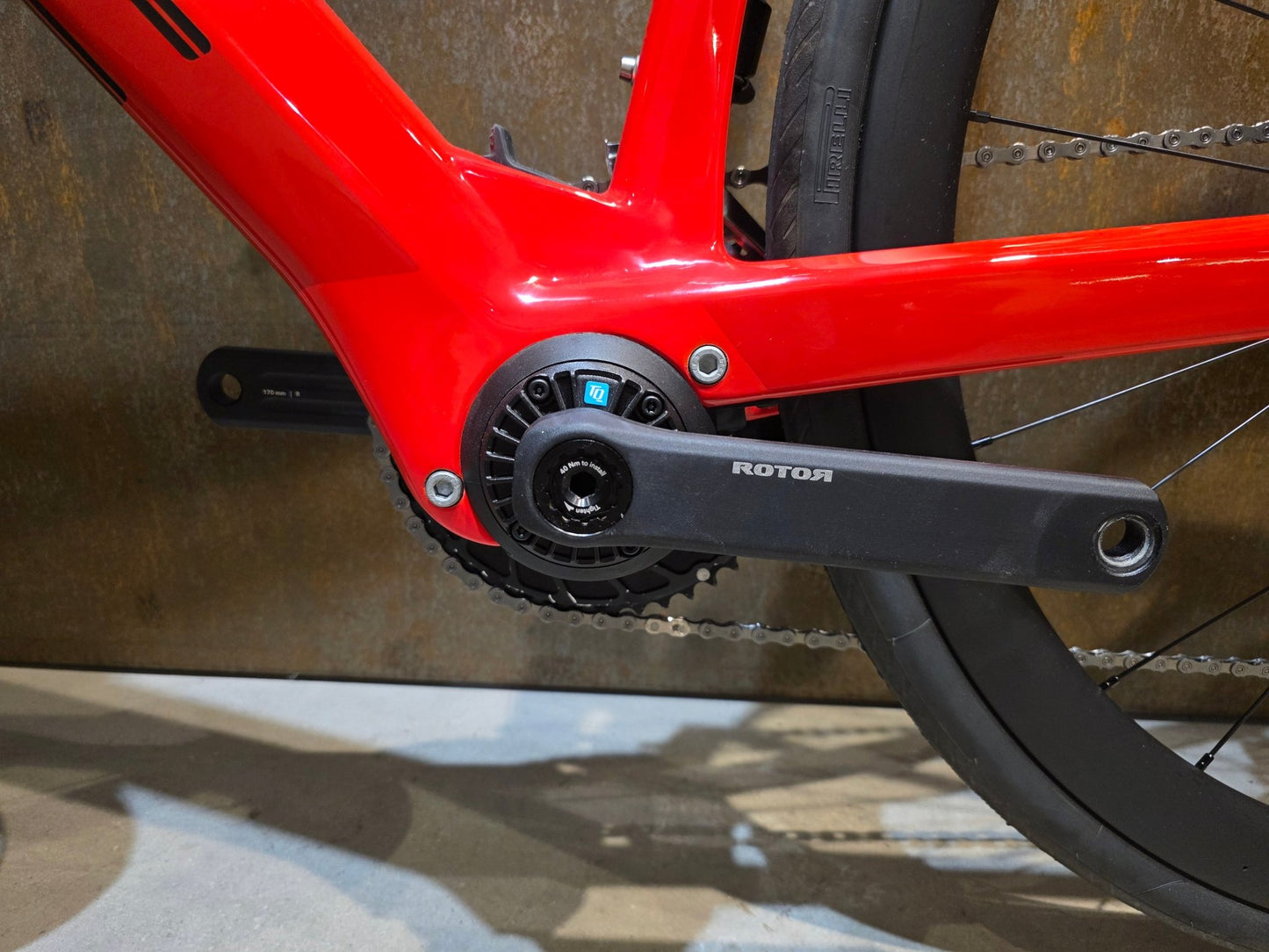 E - Rennrad/ - Gravel von Bmc, BMC ROADMACHINE AMP 01 TWO / 54CM vor USEDBIKES - OB.DE Hintergrund