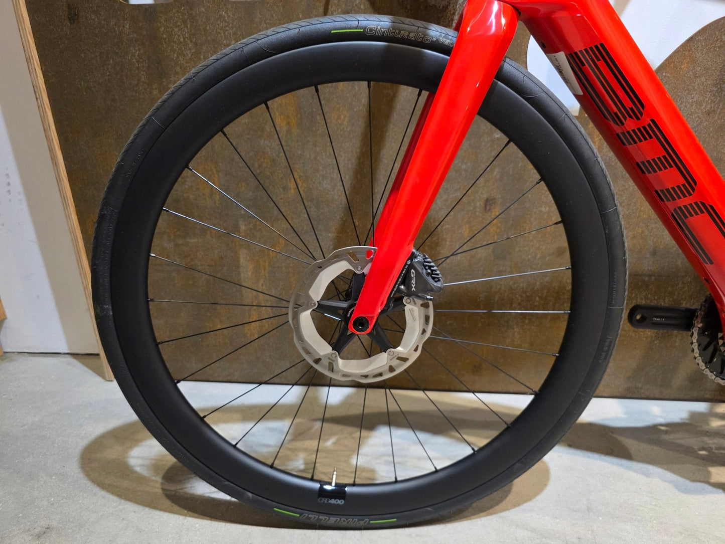 E - Rennrad/ - Gravel von Bmc, BMC ROADMACHINE AMP 01 TWO / 54CM vor USEDBIKES - OB.DE Hintergrund