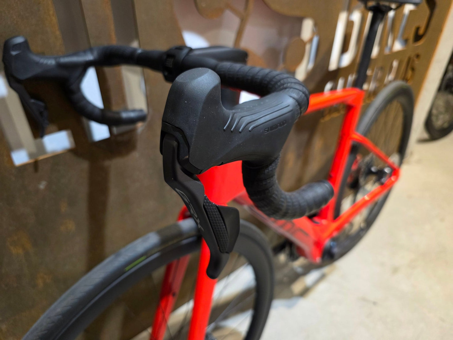 E - Rennrad/ - Gravel von Bmc, BMC ROADMACHINE AMP 01 TWO / 54CM vor USEDBIKES - OB.DE Hintergrund